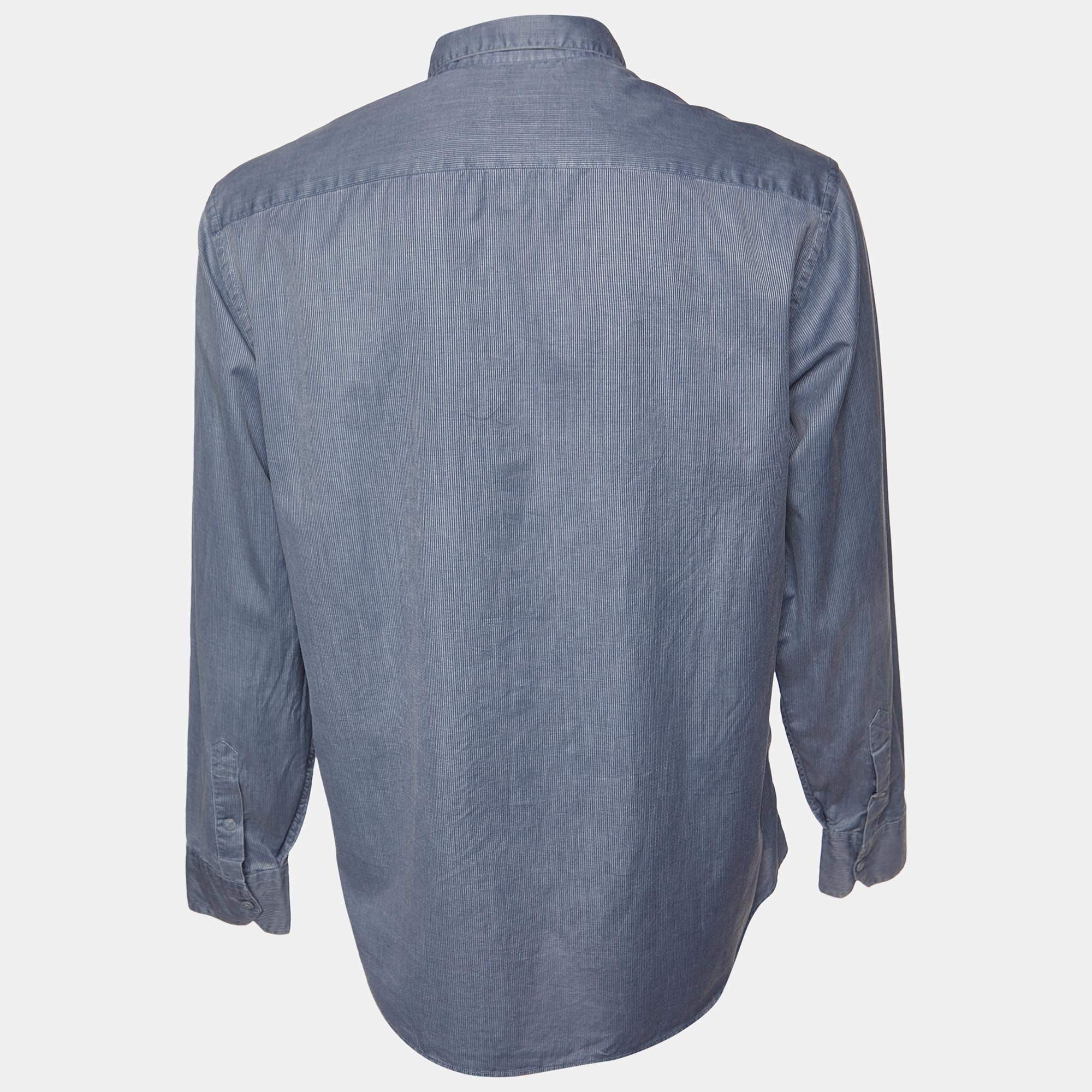 Questa camicia firmata è davvero favolosa! È realizzato con materiali pregiati e presenta una silhouette aderente. Abbinalo a pantaloni e mocassini per un ensemble di tendenza.