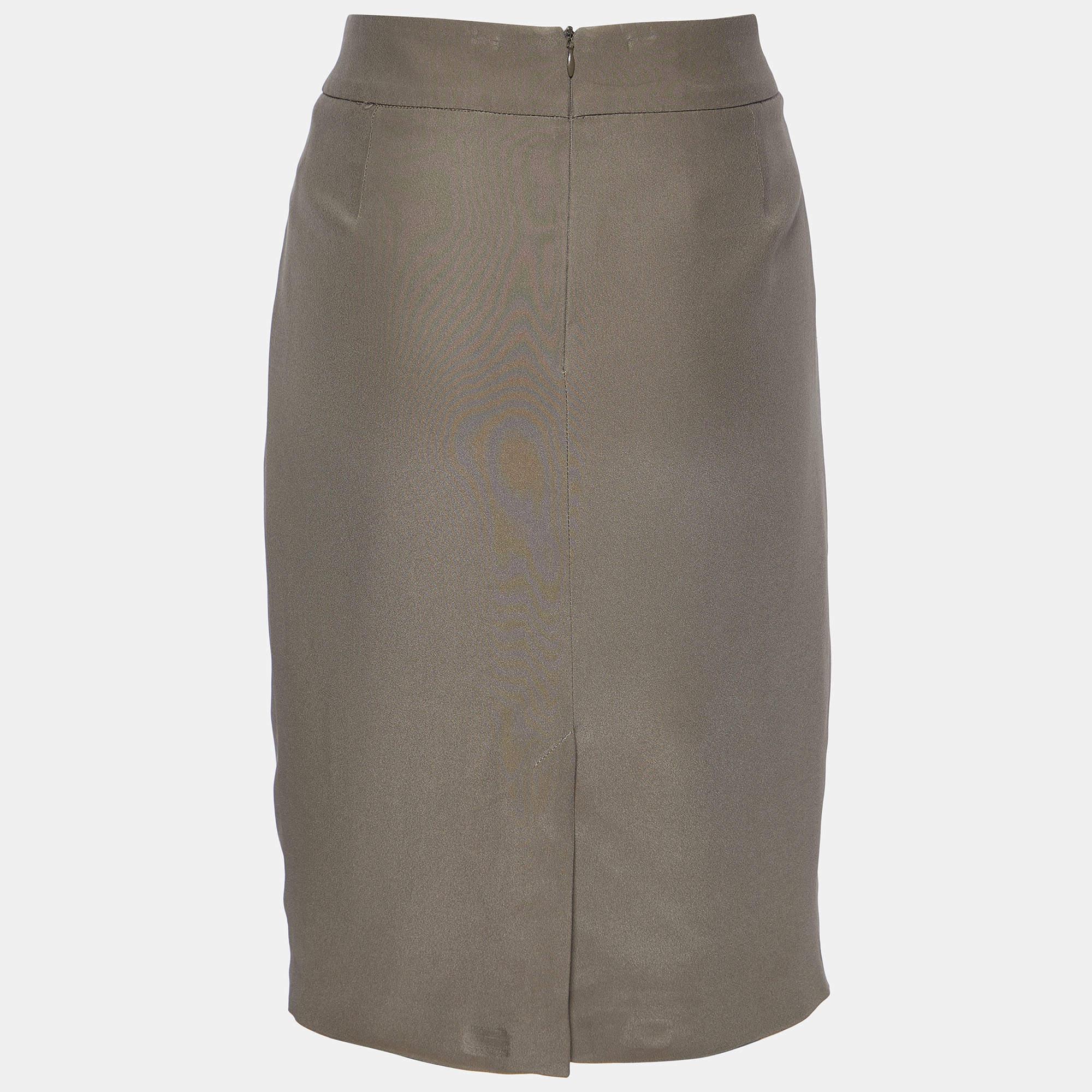 Experimente el encanto de la ropa de diseño con esta preciosa falda. Confeccionada con tejidos de calidad, la falda tiene un encanto sencillo y un gran ajuste. Combínelo con una blusa entallada o con un top sencillo y tacones altos.