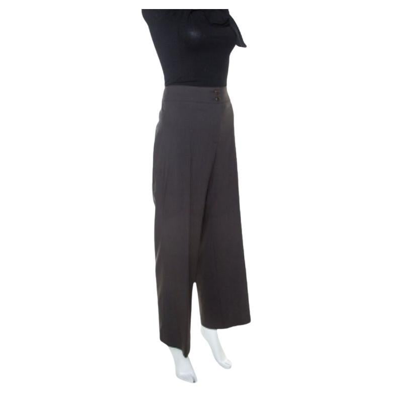 Nous avons des vues sur cette paire d'Armani Collezioni qui est très à la mode. Ce pantalon marron est taillé dans une laine de qualité et se présente sous la forme d'une jambe large. Vous pouvez l'associer à un top embelli et à des sandales