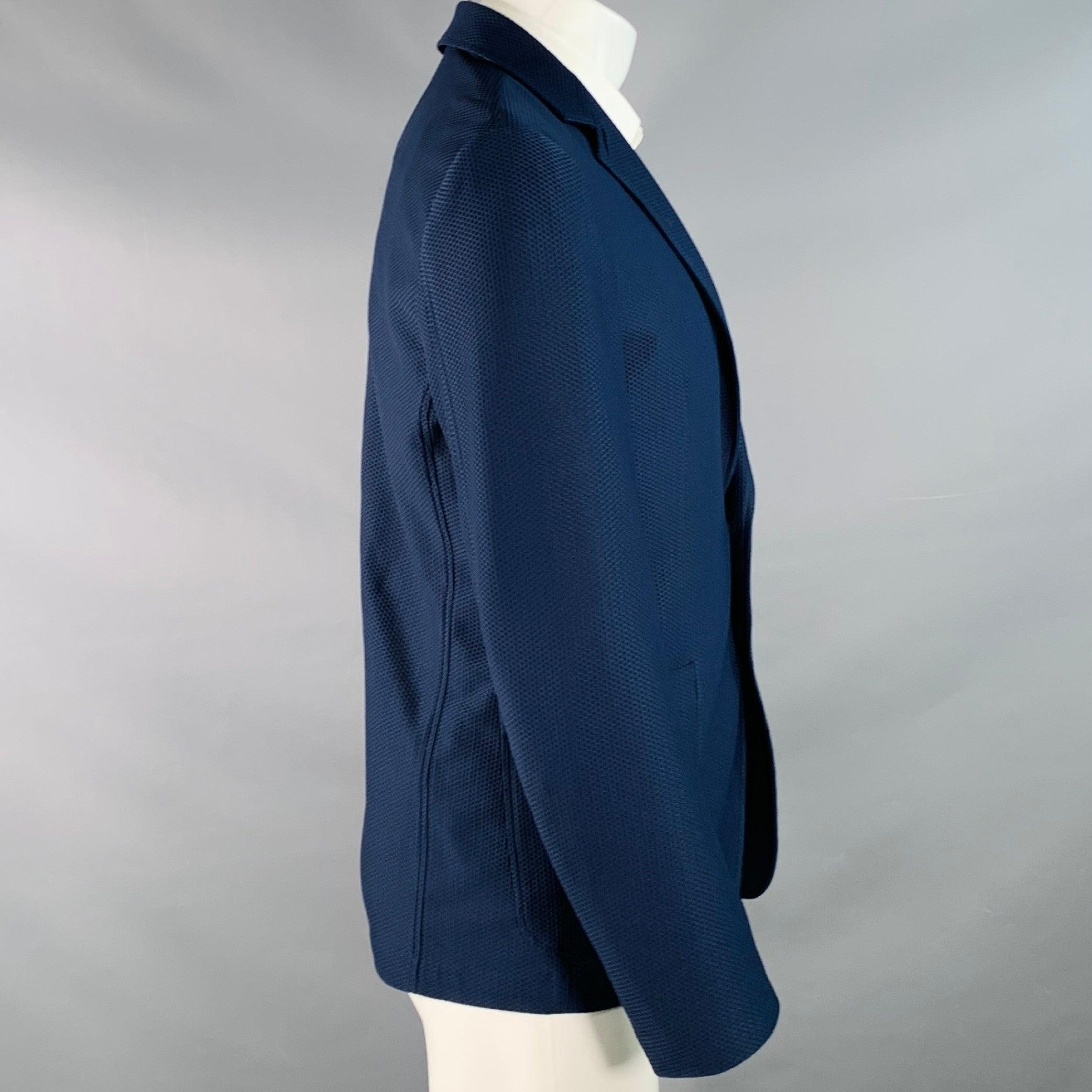 ARMANI COLLEZIONI Chest Size 40 Navy Textured Polyester Blend Sport Coat In Excellent Condition For Sale In San Francisco, CA