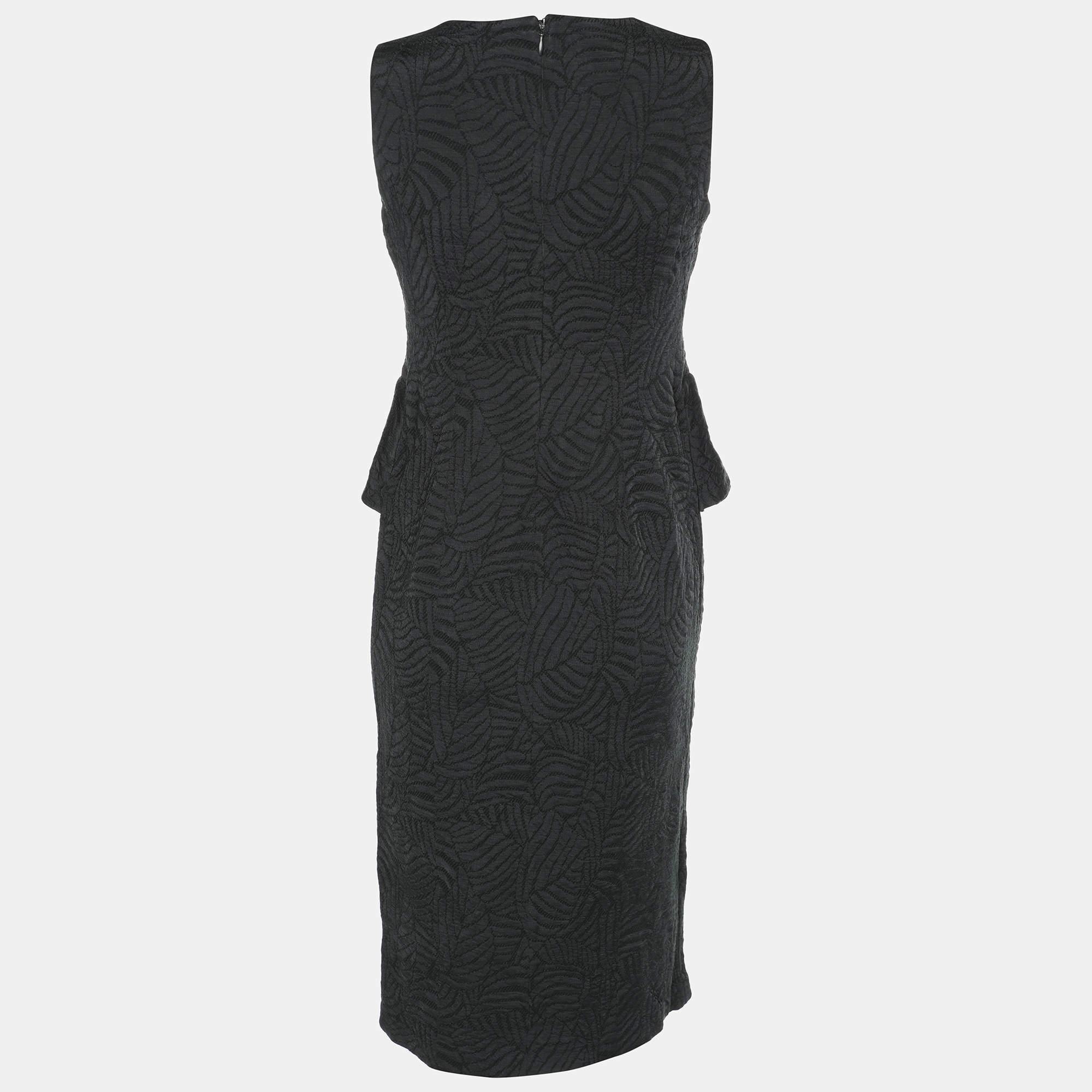 Erleben Sie die Freude an fachkundiger Schneiderei mit diesem Designerkleid für Damen. Akribisch gemacht  es bietet eine makellose Passform und luxuriöse Details  für unübertroffenen Komfort. Diese wunderschöne Kreation wird Ihren Stil mühelos