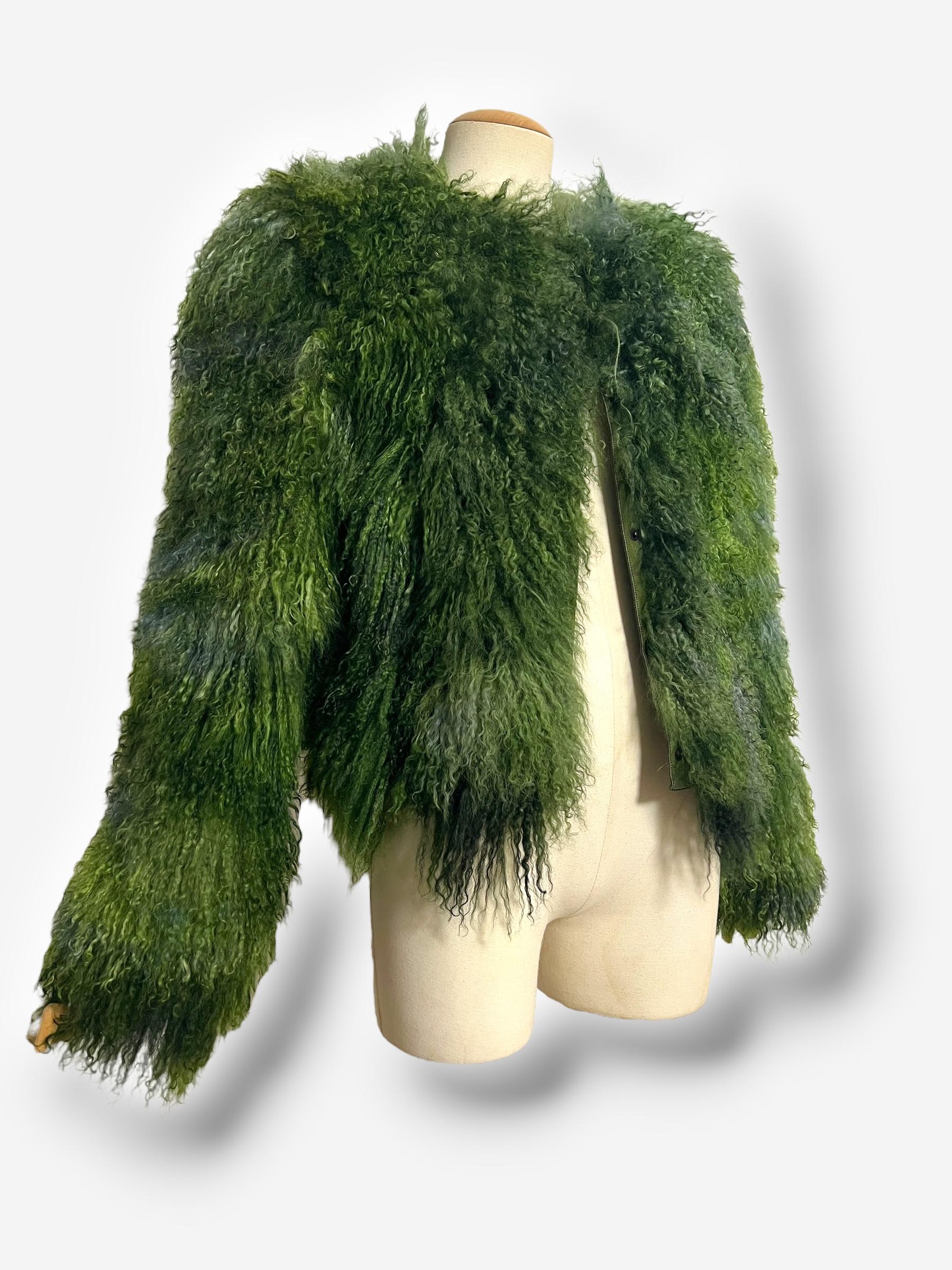 

Pièce marquante de la collection automne/hiver 2001 d'Armani Collezioni, ce manteau est confectionné dans un luxueux shearling australien, teinté dans de riches tons verts avec de subtiles variations qui créent une profondeur de couleur naturelle