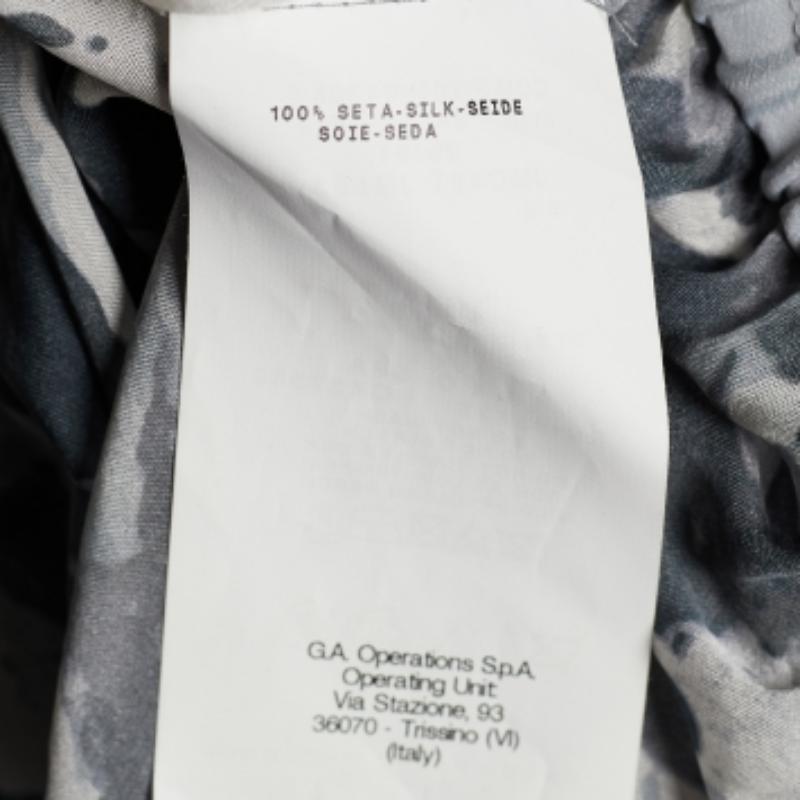 Armani Collezioni Graue durchsichtige Seidenbluse mit abstraktem Druck M Damen im Angebot