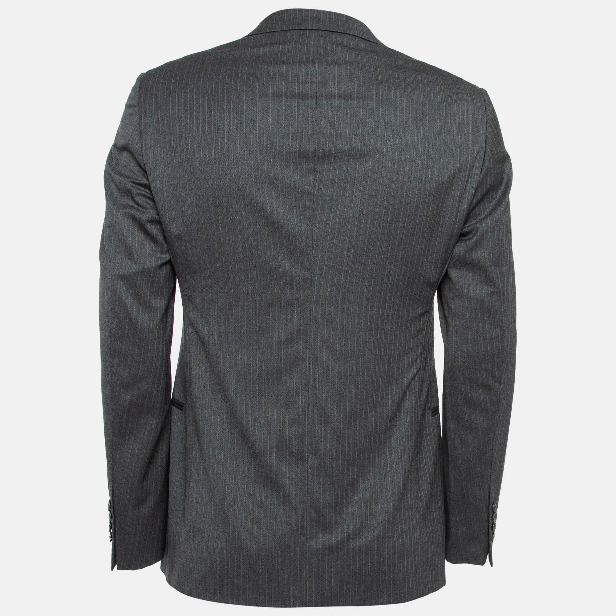 The grey shade and the smart shape make this Burberry wool blazer for men a covetable piece. It has long sleeves and a single breasted front closure. Wear this one for a polished look.