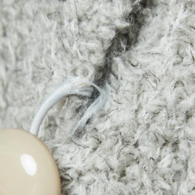 Armani Collezioni Pull boutonné en laine grise M. en vente 1