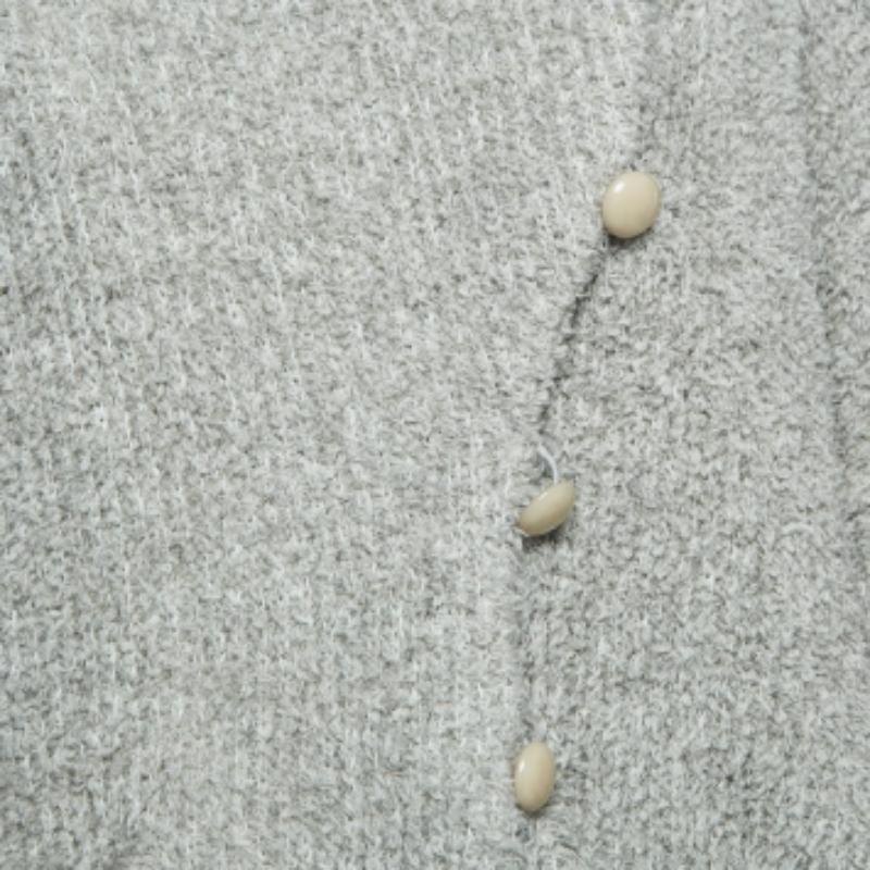 Armani Collezioni Pull boutonné en laine grise M. en vente 2