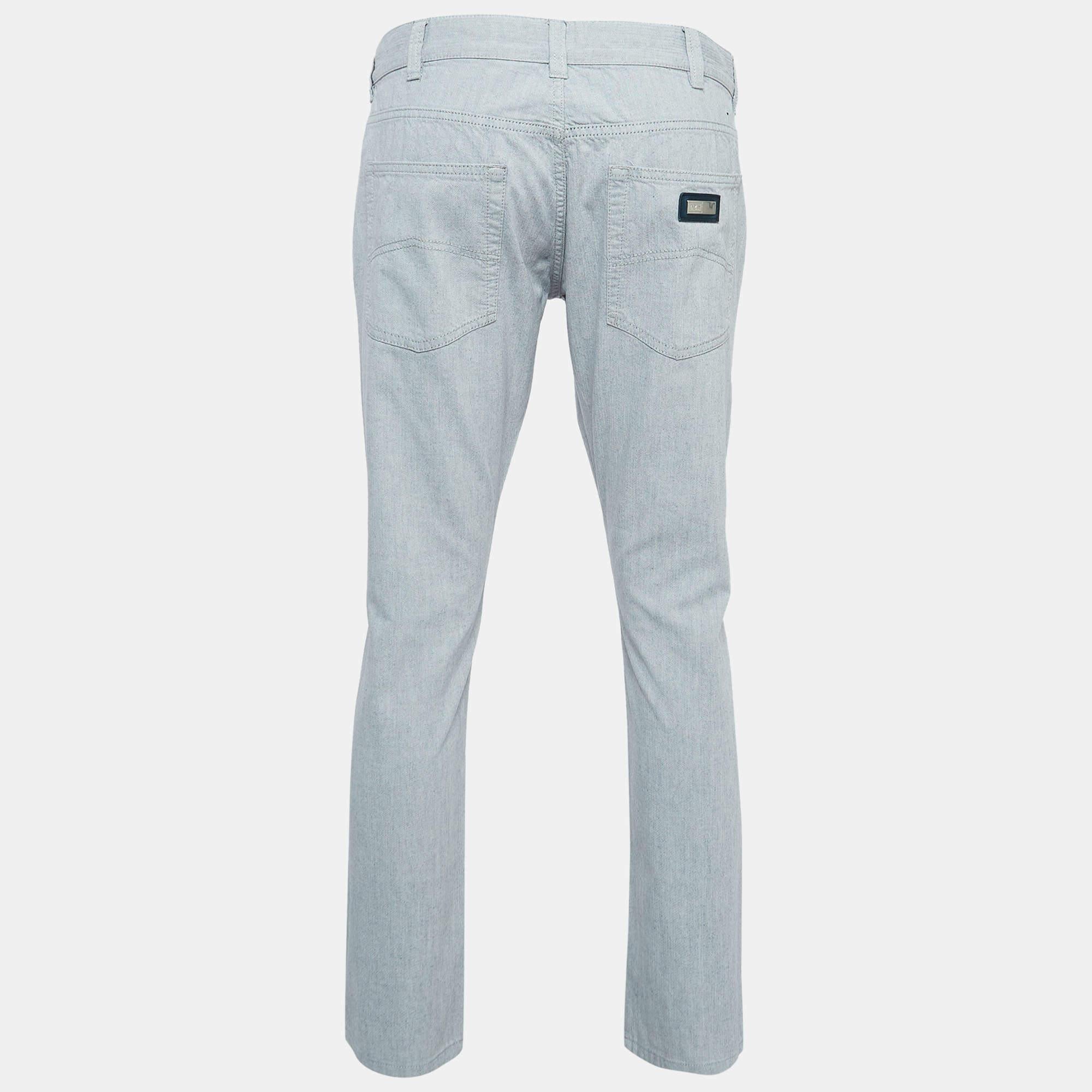 Scegli questi jeans di Armani Collezioni e sentiti assolutamente alla moda. Sono stati sapientemente cuciti utilizzando tessuti di alta qualità e sfoggiano una vestibilità superba. Abbina questi jeans alle tue sneakers preferite mentre esci per la