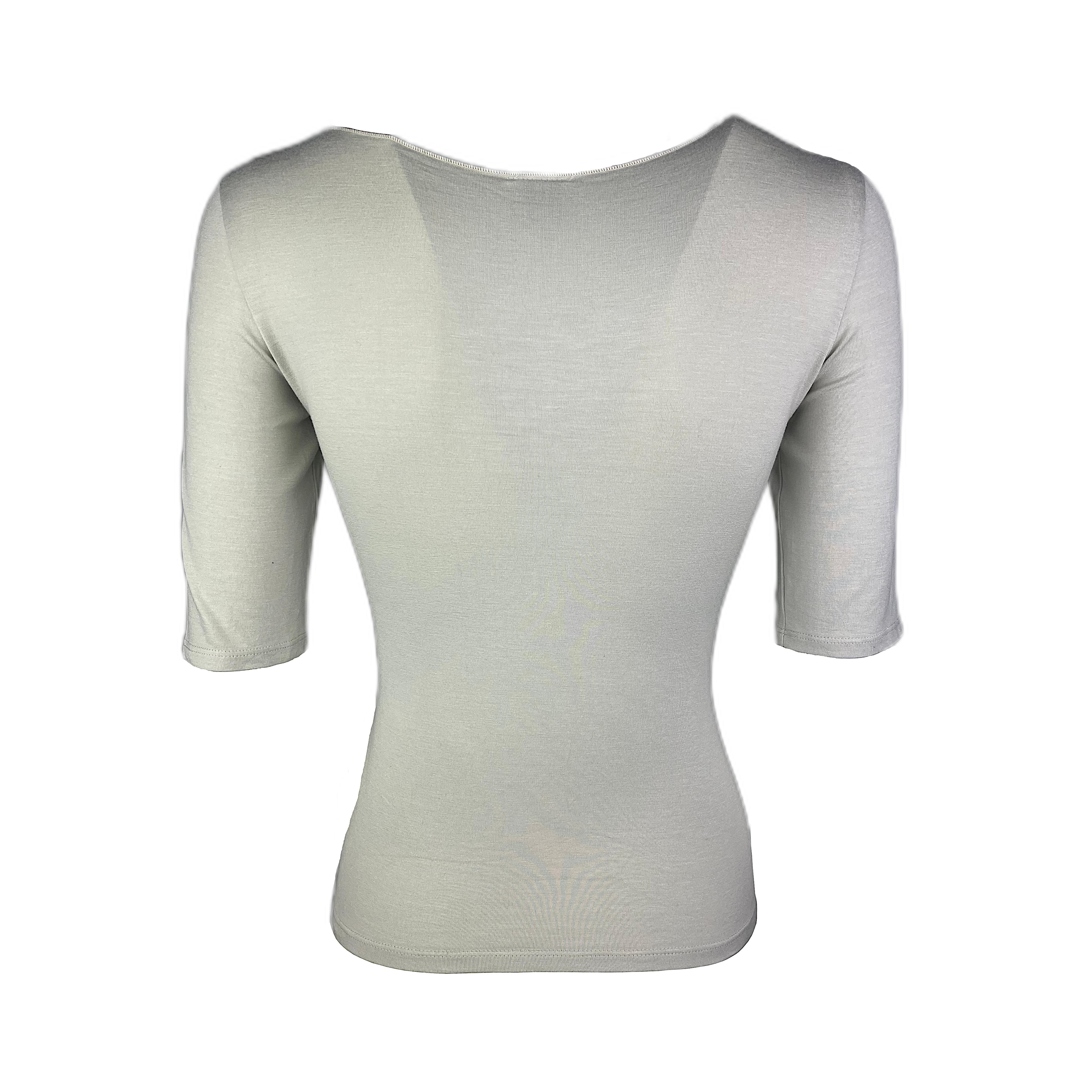 This elegant top features a V-shaped neckline and two wide stripes intersecting on the breast. It has half-sleeves ending just above the elbow and its neutral color, a light grey, will make it a perfect companion for many other pieces in your