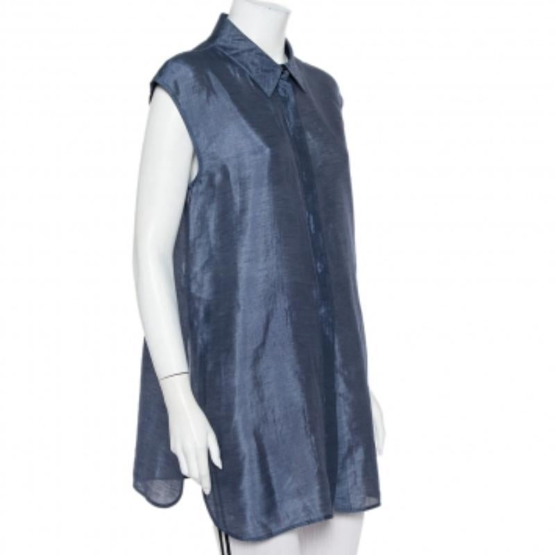 This lovely shirt is by Armani Collezioni. It has been crafted from a luxurious blend of linen & silk and presents itself in a navy blue hue. The exterior has stripe detailing, a sleeveless silhouette, a collar and a good fit.