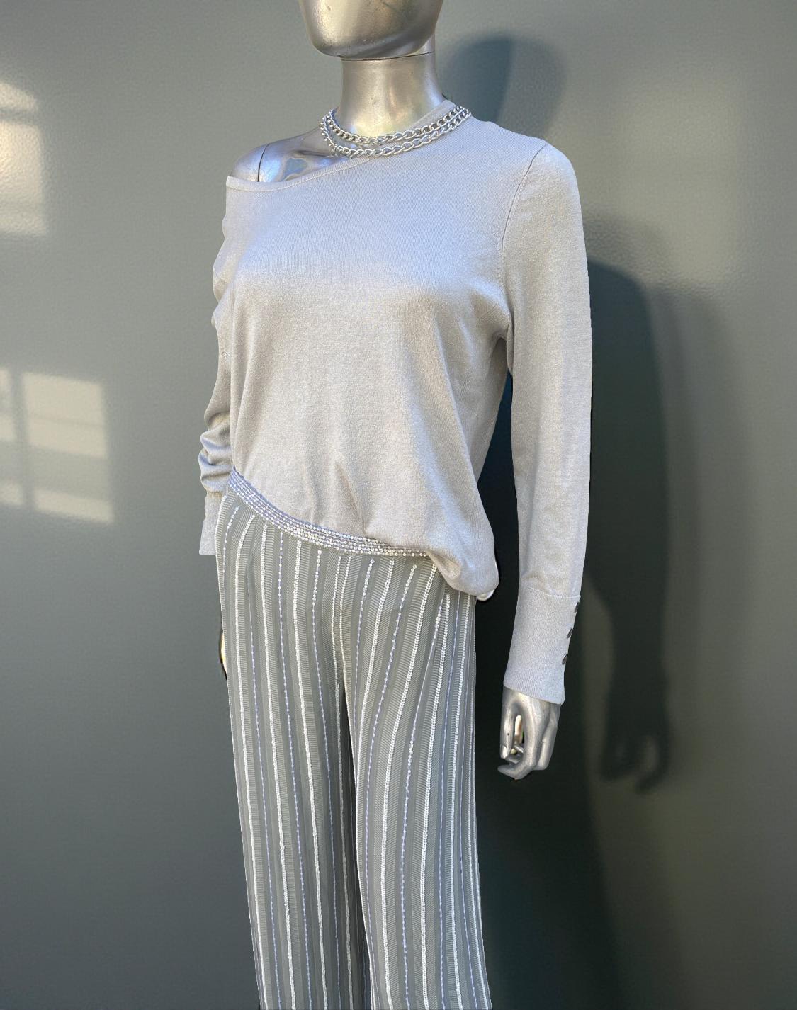 Chic! Un ritrovamento conservato per un evento speciale (ma mai utilizzato). Un paio di pantaloni da sera in chiffon di seta 100% stampati in argento, disegnati da Giorgio Armani per Armani Collezioni. L'intera cintura è decorata a mano con perline