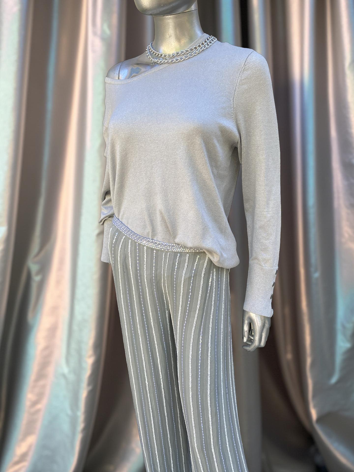 Argento Armani Collezioni NWT Pantaloni a righe argento con perline e top in maglia lurex taglia 8 in vendita