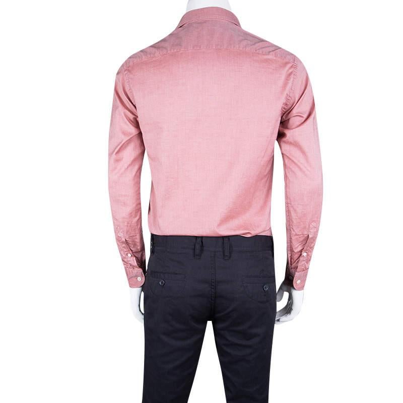 If you're wondering what to wear to work, this Armani Collezioni cotton shirt is here to save the day. The pink shirt, styled with a classic collar neckline, long sleeves and lined with front buttons, is both comfy and stylish. A pair of black