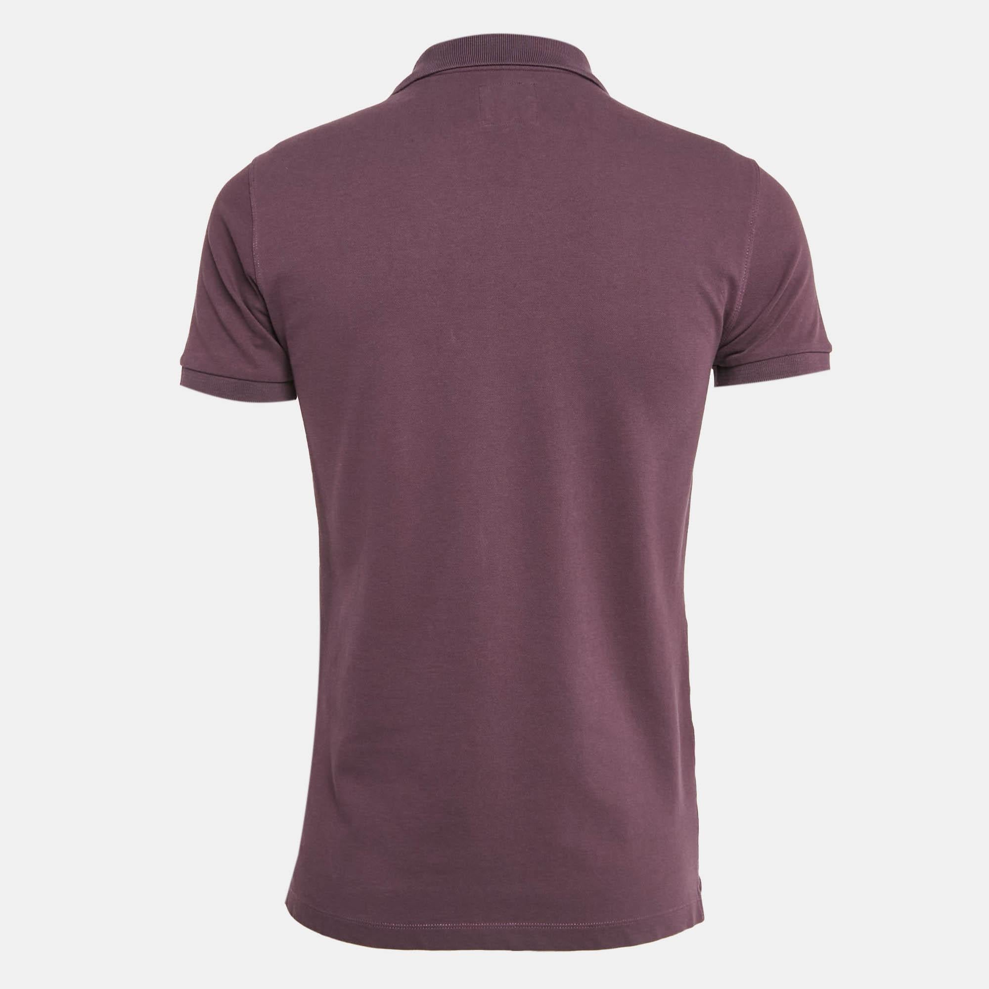 Los polos siempre han sido una elección clásica para cualquiera. Esta iteración está confeccionada con los mejores tejidos para un ajuste cómodo. Completa tu look informal con unos pantalones cortos y unas zapatillas.