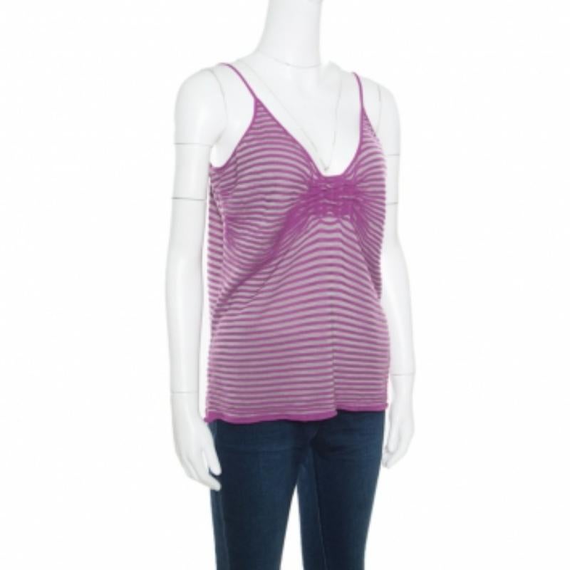 Dieses Oberteil von Armani Collezioni ist perfekt, um Ihr modisches Selbst zu ergänzen! Die lilafarbene Kreation ist aus einer Viskosemischung gefertigt und hat eine schmeichelhafte, feminine Silhouette. Es hat ein gestreiftes Design mit gerafftem
