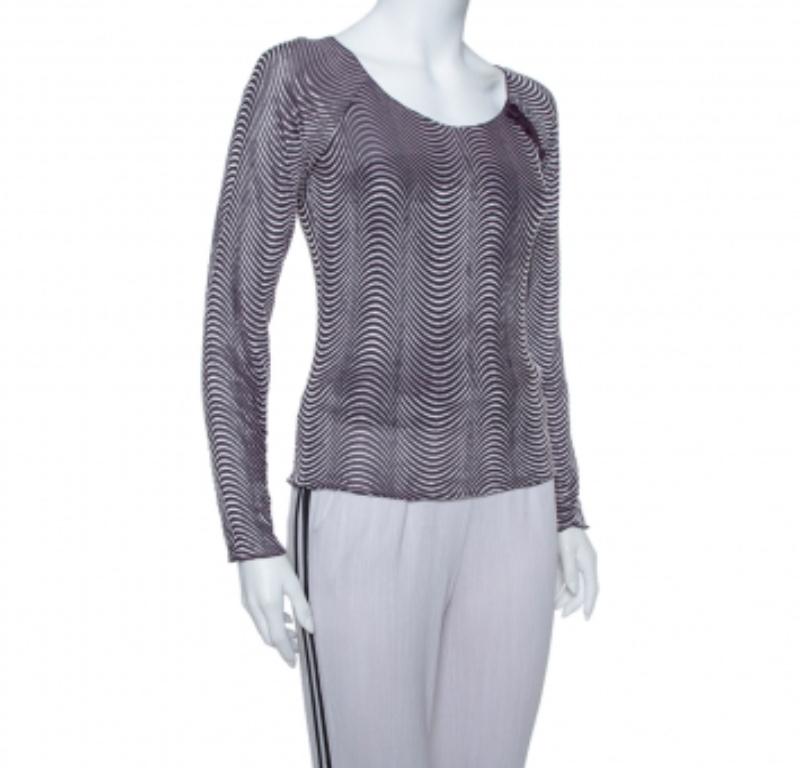 A modern and stylish piece from Armani Collezioni, this top is perfect to dress up or dress down for both day and night occasions. Constructed in knit fabric, this top features a wave pattern all over, long sleeves, and button details on the front.