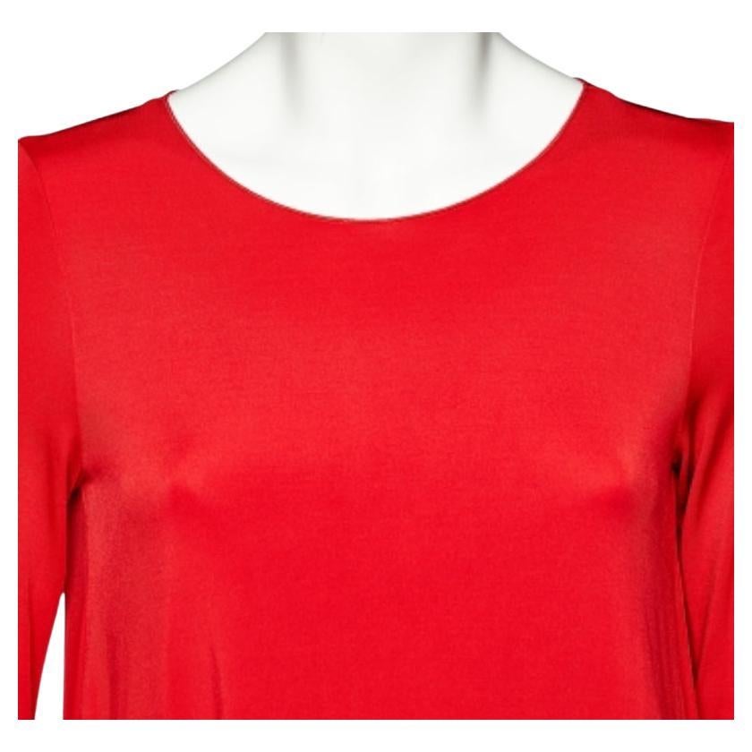 Questo top di Armani Collezioni è sicuramente un must-have! Questo top è stato creato con un materiale in jersey rosso con scollo rotondo e maniche lunghe che gli conferiscono un aspetto semplicistico ma chic. Abbina questo top a jeans e scarpe