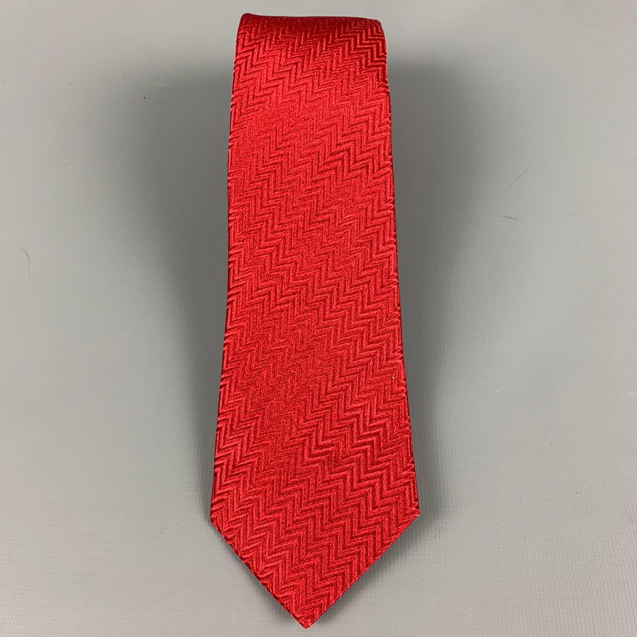 ARMANI COLLEZIONI
necktie in a red silk fabric featuring jacquard style and zig zag pattern. Made in Italy.Excellent Pre-Owned Condition. 

Measurements: 
  Width: 3 inches Length: 58.5 inches 
  
  
 
Reference: 127315
Category: Tie
More Details
  