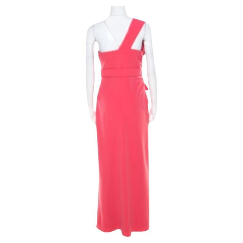 Magníficamente diseñado para que estés divina, este vestido de noche con un solo hombro de Armani Collezioni es amor a primera vista. La creación en crepé rosa salamandra presenta una favorecedora silueta femenina. Presenta sutiles pliegues y un