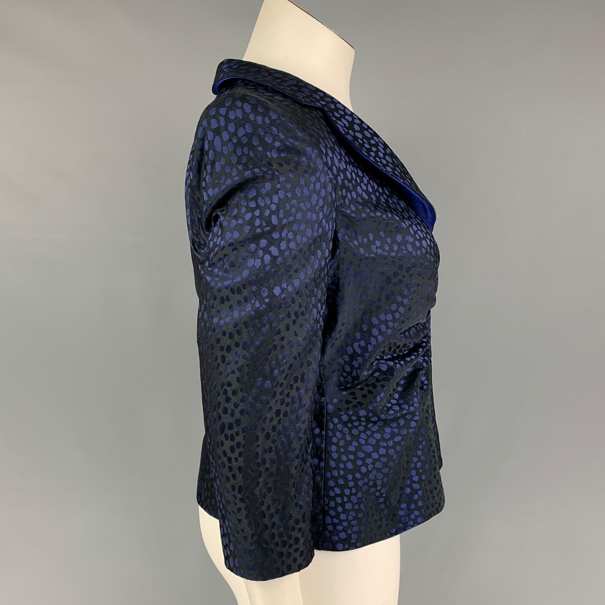 ARMANI COLLEZIONI blazer comes in a black & blue print polyester featurnig a front ruched design, notch lapel, and a zip up closure. Made in Italy.
Very Good
Pre-Owned Condition. 

Marked:   12 

Measurements: 
 
Shoulder: 16 inches  Bust: 36 inches