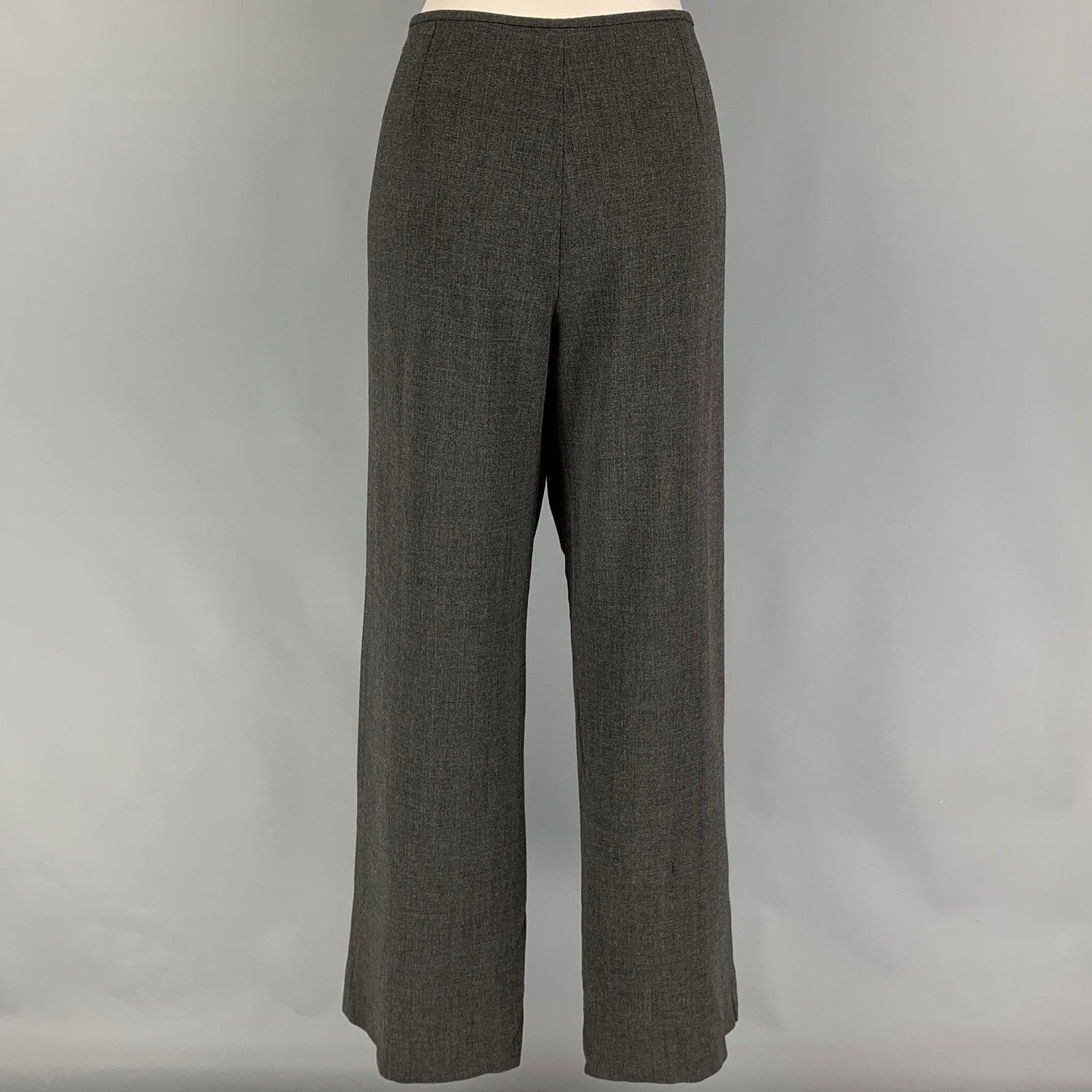 Le pantalon ARMANI COLLEZIONI se présente dans un tissu gris en laine et polyamide, avec une taille basse et une fermeture à glissière sur le côté. Fabriquées en Italie.
Très bien
Etat d'occasion. 

Marqué :  12 

Mesures : 
 Taille : 34 pouces