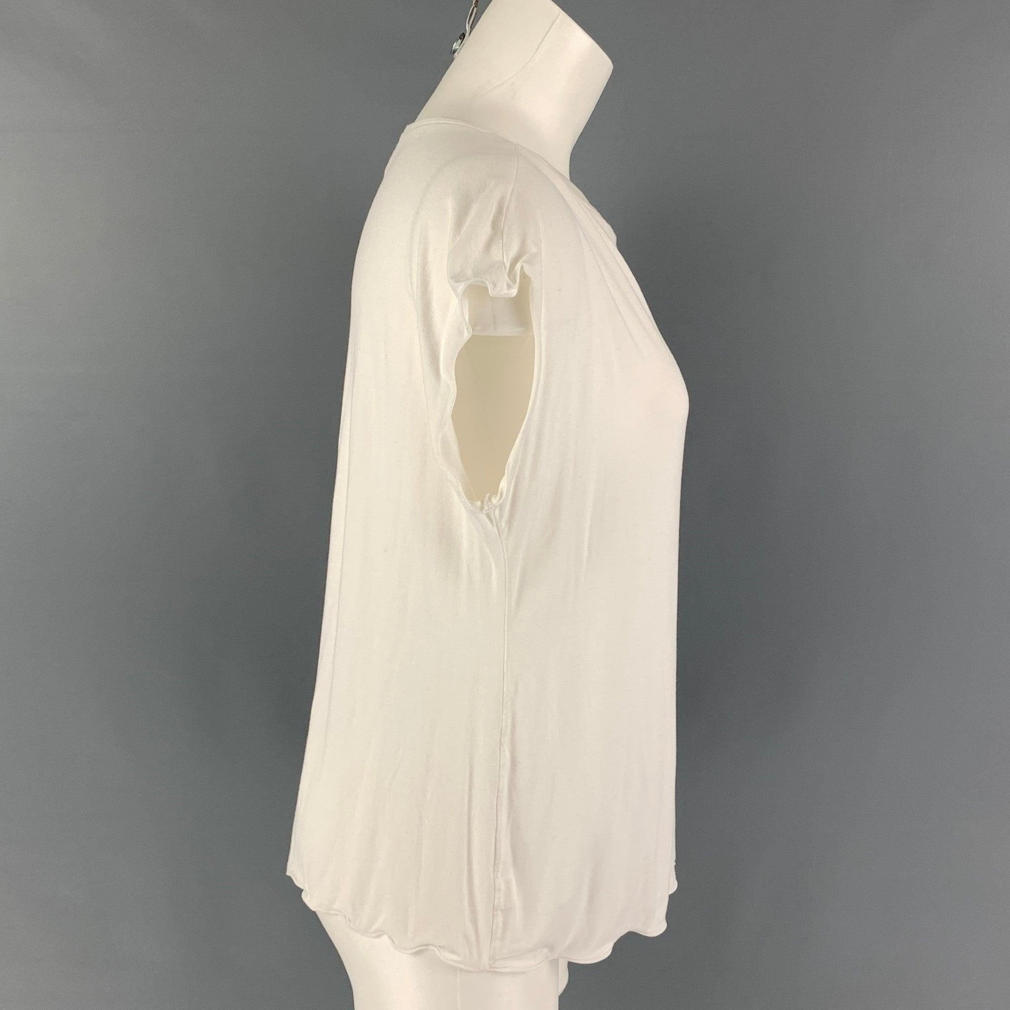 ARMANI COLLEZIONI t-shirt comes in a white viscose featuring a sleeveless style and a wide neckline.
Very Good
Pre-Owned Condition. 

Marked:   16 

Measurements: 
 
Shoulder: 22 inches Bust: 44 inches Length: 22.5 inches 
  
  
 
Reference: