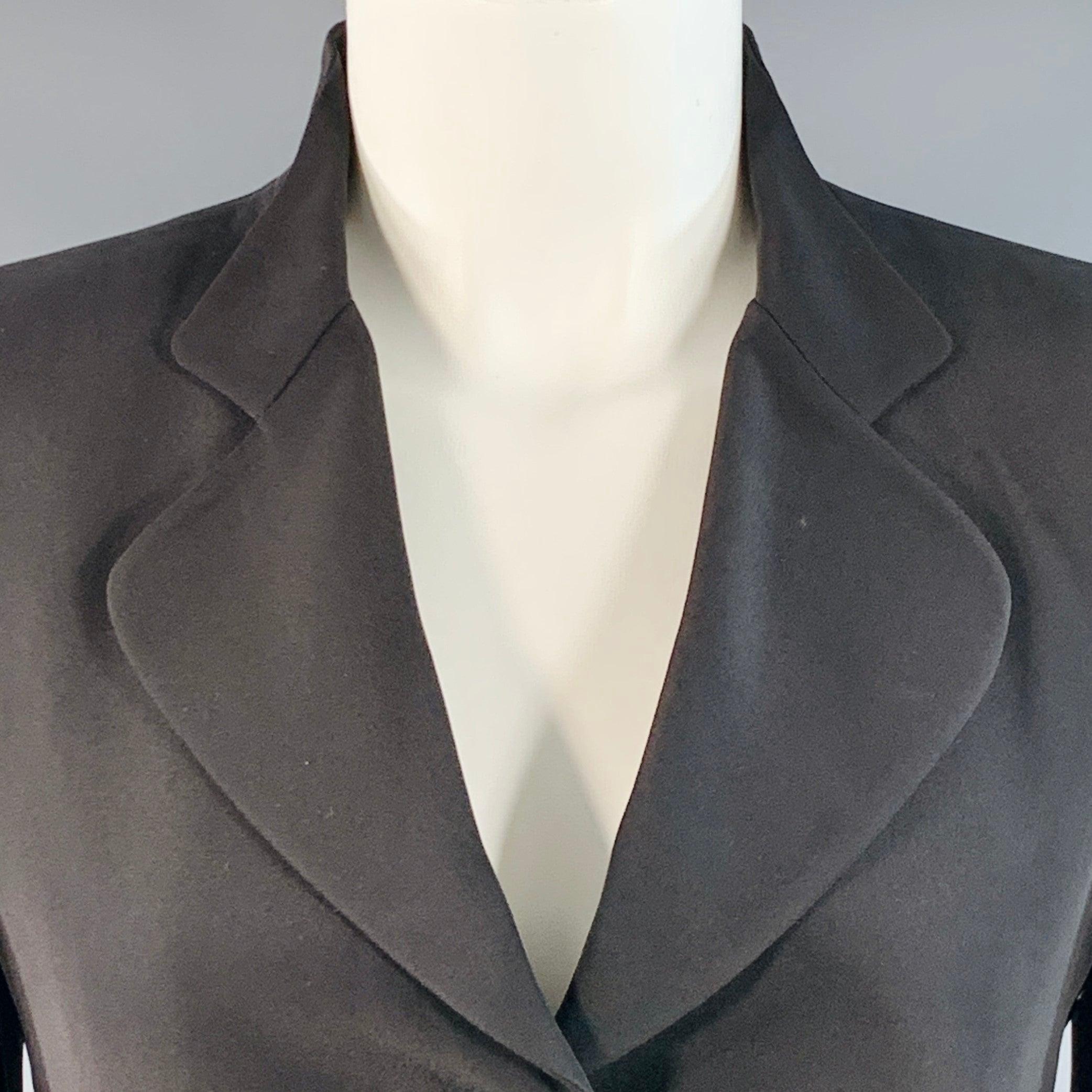 Blazer ARMANI COLLEZIONI
en soie acétate noire, avec un revers arrondi, deux poches plaquées et une fermeture à boutons.Excellent état d'occasion. 

Marqué :   IT 38 

Mesures : 
 
Épaule : 14.5 pouces Buste : 34 pouces Manches : 24 pouces Longueur