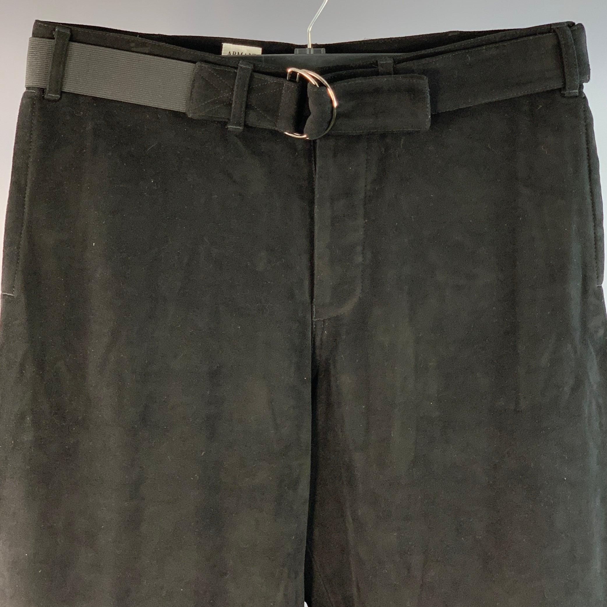Pantaloni casual Armani Collezioni
in velluto nero misto viscosa e cotone, con cintura a D in velluto abbinata, gamba ampia e dritta e chiusura con bottoni. Made in Italy.Ottime condizioni di usato. Segni minori. 

Contrassegnato:   IT 50 

Misure: