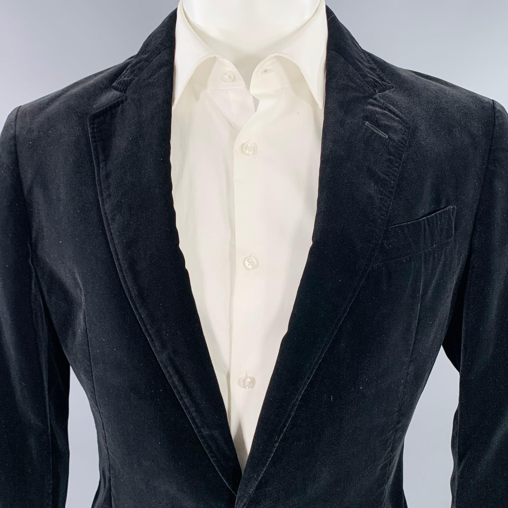 ARMANI COLLEZIONI Sportmantel
in einem
schwarzer Baumwollsamt mit gekerbtem Revers, schlitzlosem Rücken und einem Knopfverschluss. Sehr guter gebrauchter Zustand. Kleiner Fleck auf der Rückseite. 

Markiert:   38 R 

Abmessungen: 
 
Schultern: 17,5