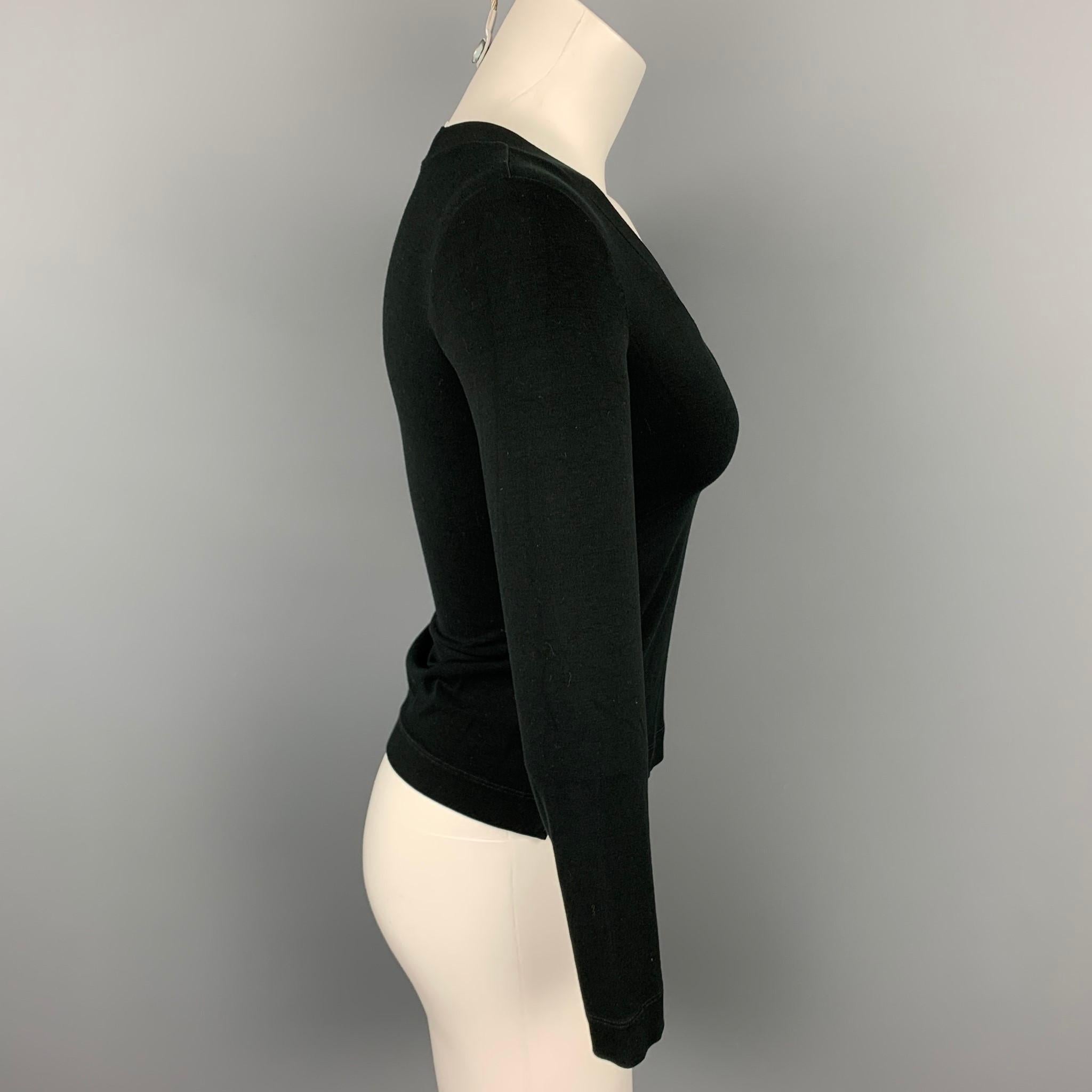 ARMANI COLLEZIONI pullover comes in a black polyamide featuring a v-neck. Made in Italy.

Very Good Pre-Owned Condition.
Marked: 4

Measurements:

Shoulder: 14.5 in.
Bust: 30 in.
Sleeve: 23 in.
Length: 18 in. 