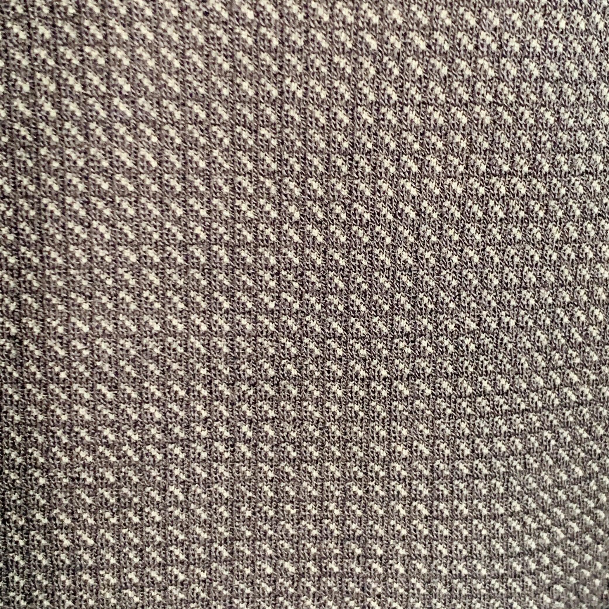 Manteau de sport ARMANI COLLEZIONI en laine mélangée noire et marine non doublée, avec motif texturé, revers à cran, dos sans aération, empiècements ton sur ton en faux daim au niveau des coudes et double boutonnage. Fabriqué en Roumanie. Très bon