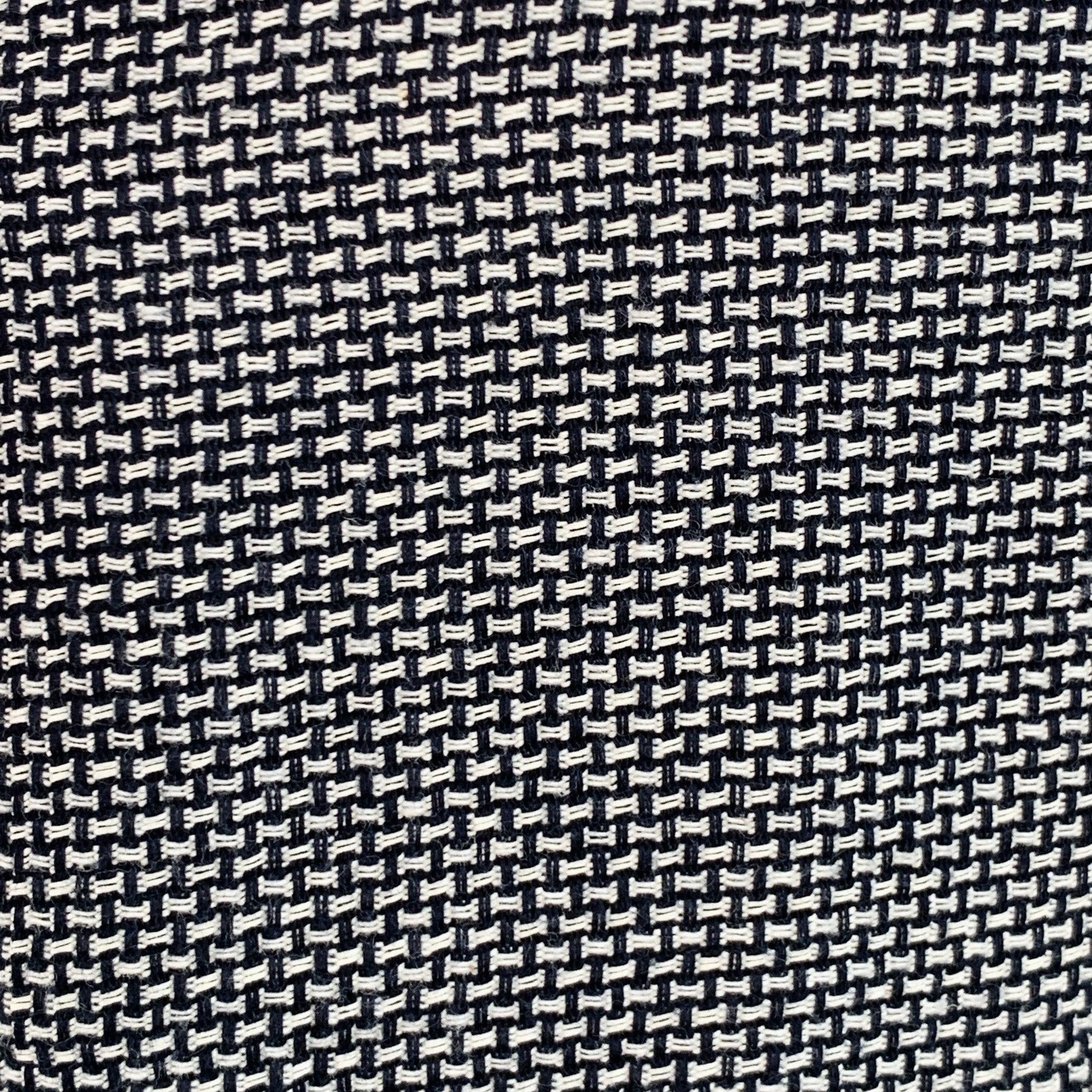 ARMANI COLLEZIONI sport coat in a black and white polyester blend with half lining featuring a textured pattern, notch lapel, ventless back, and double button closure.Excellent Pre-Owned Condition. 

Marked:   IT 50 

Measurements: 
 
Shoulder: 17.5