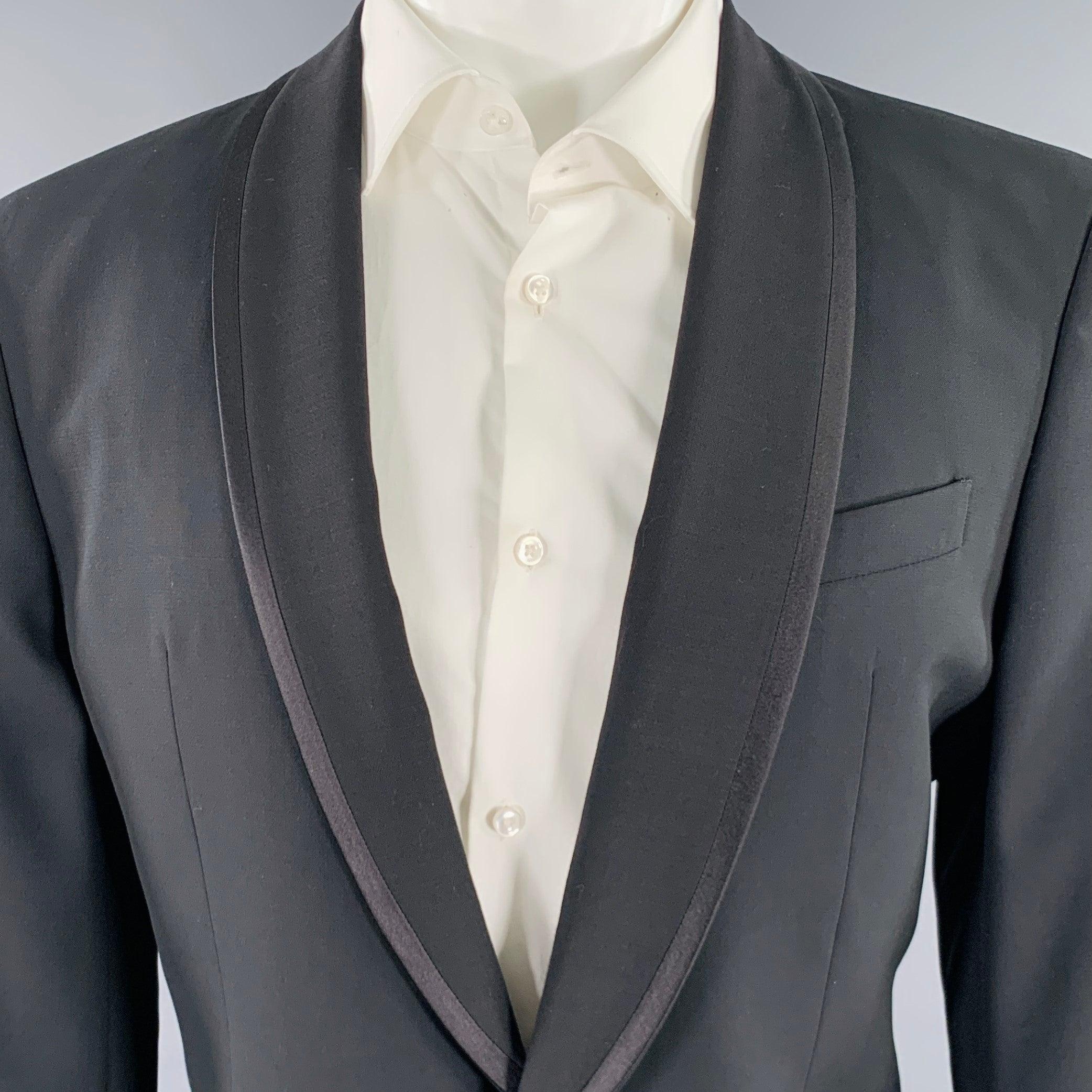 ARMANI COLLEZIONI tuxedo
in a black wool with a full liner and includes a single breasted, single button sport coat with a shawl lapel with satin trim and matching flat front trousers. Made in Italy.Excellent Pre-Owned Condition. 

Marked:   40R