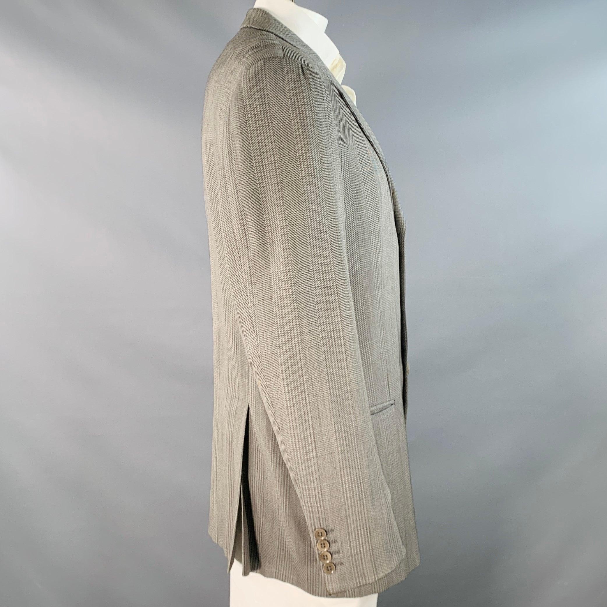 ARMANI COLLEZIONI Sportmantel
aus einer schwarz-weißen Woll-Stretch-Mischung mit Glenplaid-Muster, gekerbtem Revers, doppeltem Rückenschlitz und Drei-Knopf-Verschluss. Made in Italy. sehr guter gebrauchter Zustand. Leichte Gebrauchsspuren.