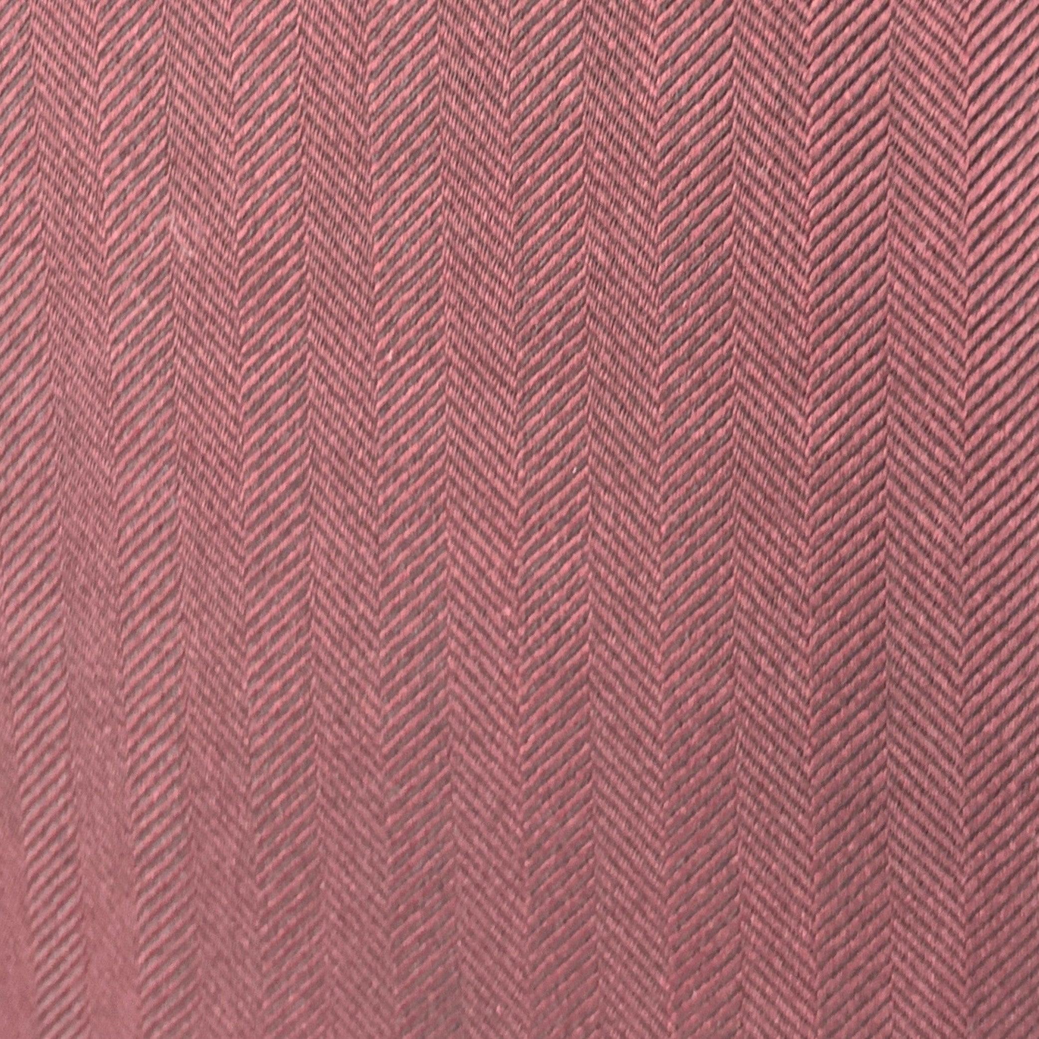 Cappotto sportivo Armani Collezioni
in tweed di lana bordeaux con fodera integrale con motivo a spina di pesce, rever a lancia, doppio spacco sul retro e chiusura a due bottoni. Eccellente condizione di usato. 

Contrassegnato:   42 

Misure: 
