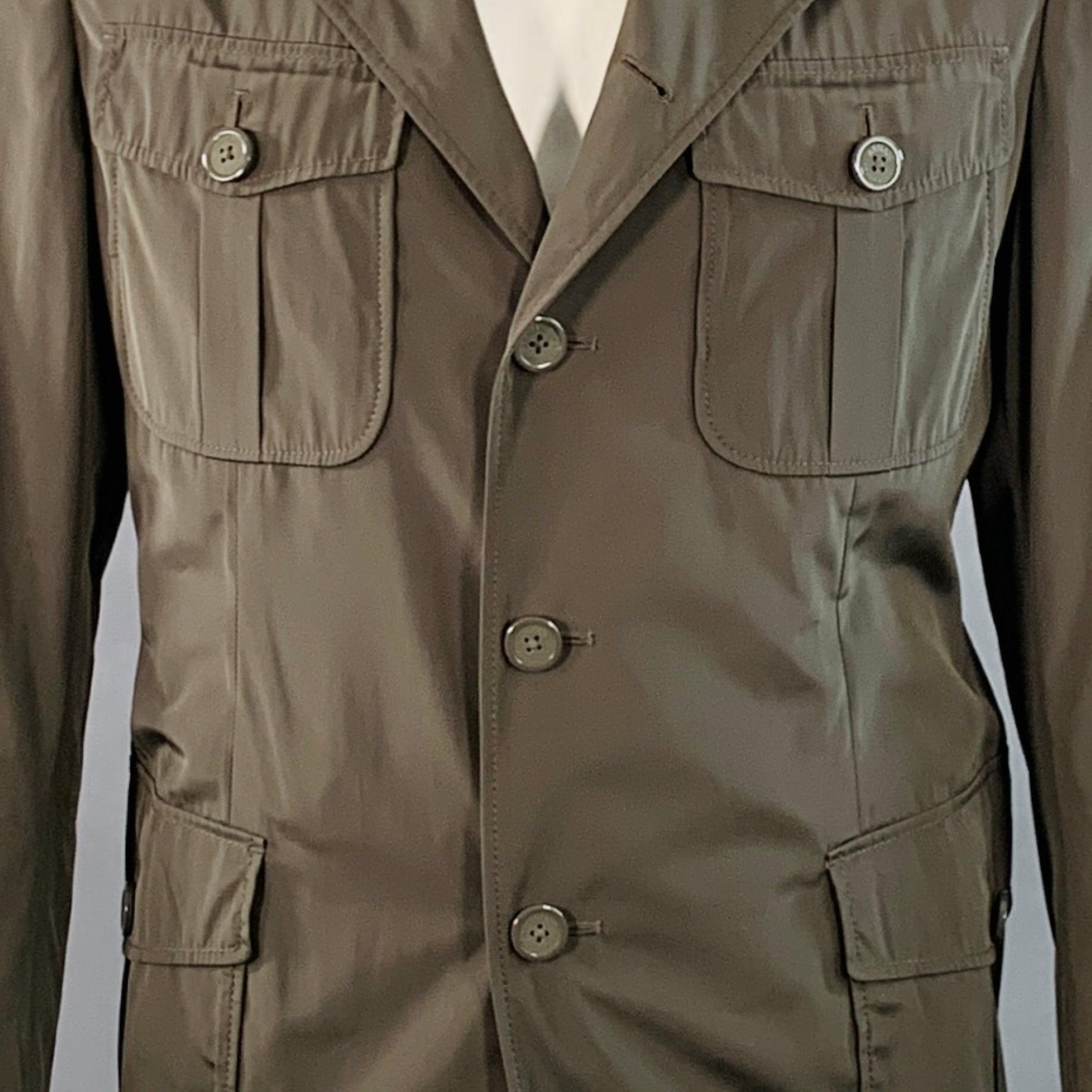 Chaqueta ARMANI COLLEZIONI
en tejido de poliéster verde oliva, con cuatro grandes bolsillos abotonados, manga larga y cierre de botones.Excelente estado de conservación. 

Marcado:   44 

Medidas: 
 
Hombro 17,5 pulgadas Pecho: 45 pulgadas Manga: 23
