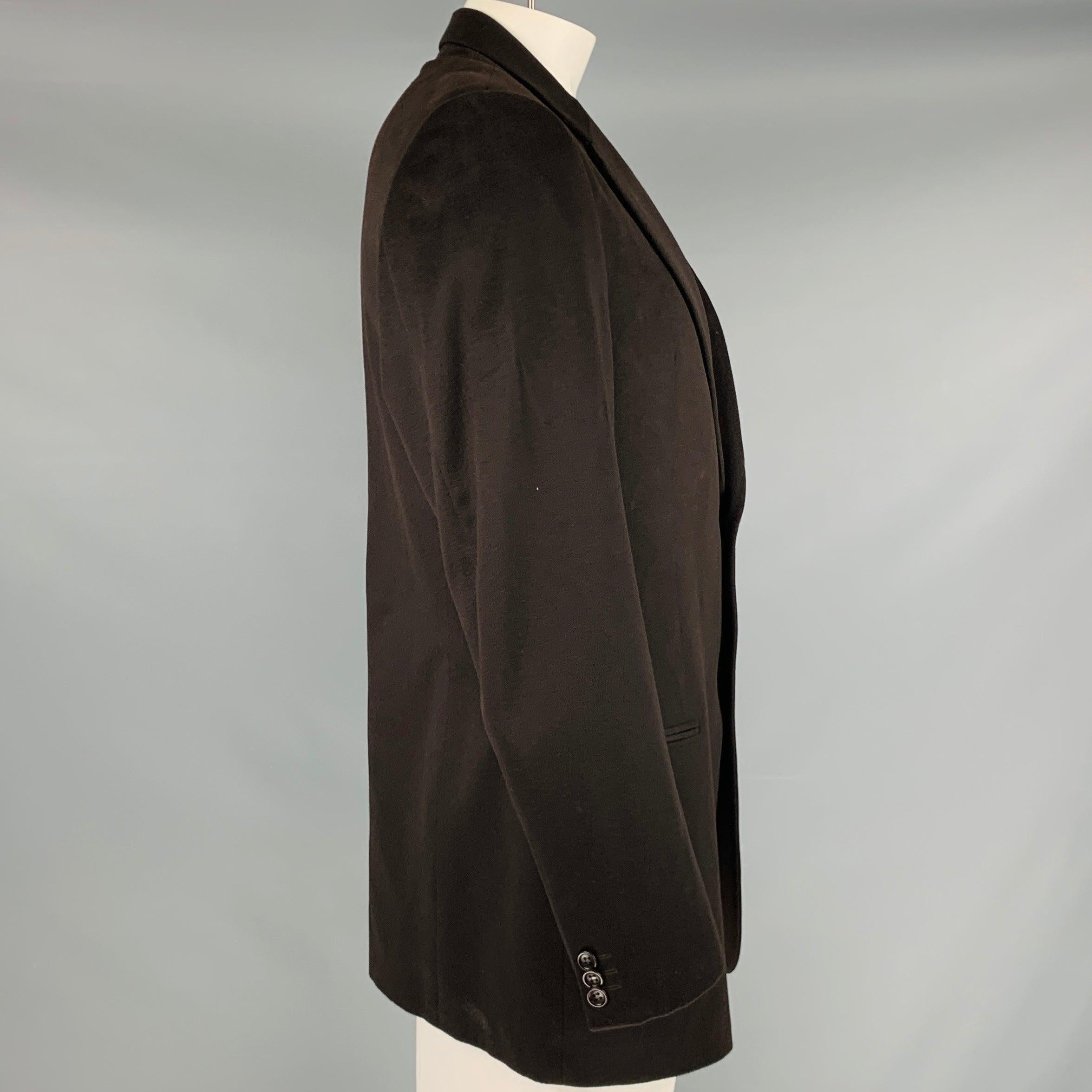 ARMANI COLLEZIONI long sport coat
in a brown cashmere fabric featuring a single breasted style, notch lapel, ventless back, and double button closure. Made in Italy.Excellent Pre-Owned Condition. 

Marked:   44L 

Measurements: 
 
Shoulder: 18.5