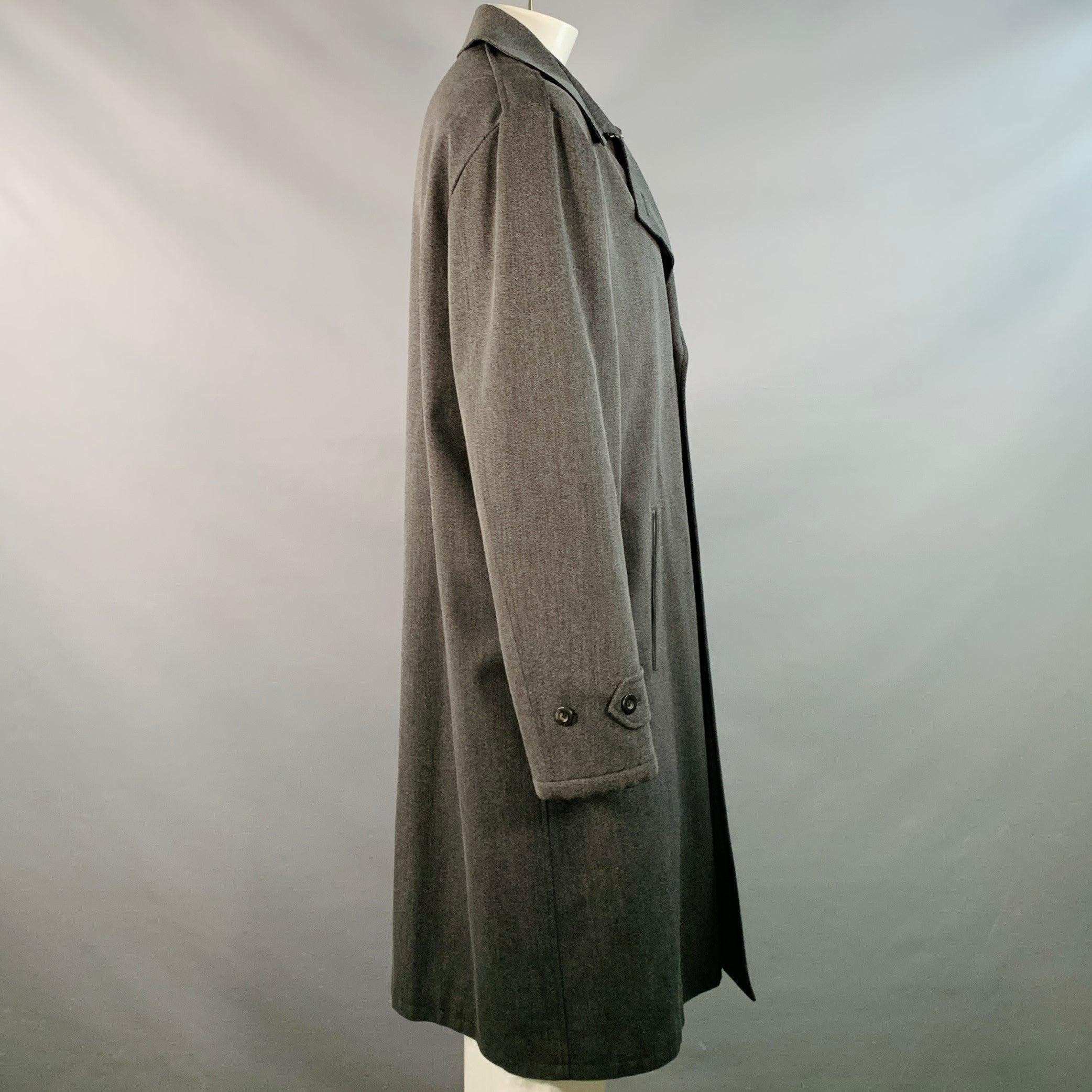 Cappotto ARMANI COLLEZIONI
in twill di lana grigio antracite con doppiopetto, finiture in pelle e chiusura a bottoni.
Made in Italy. Eccellente condizione di usato. 

Contrassegnato:   46 

Misure: 
 
Spalla: 20 pollici Petto: 52 pollici Manica: 27