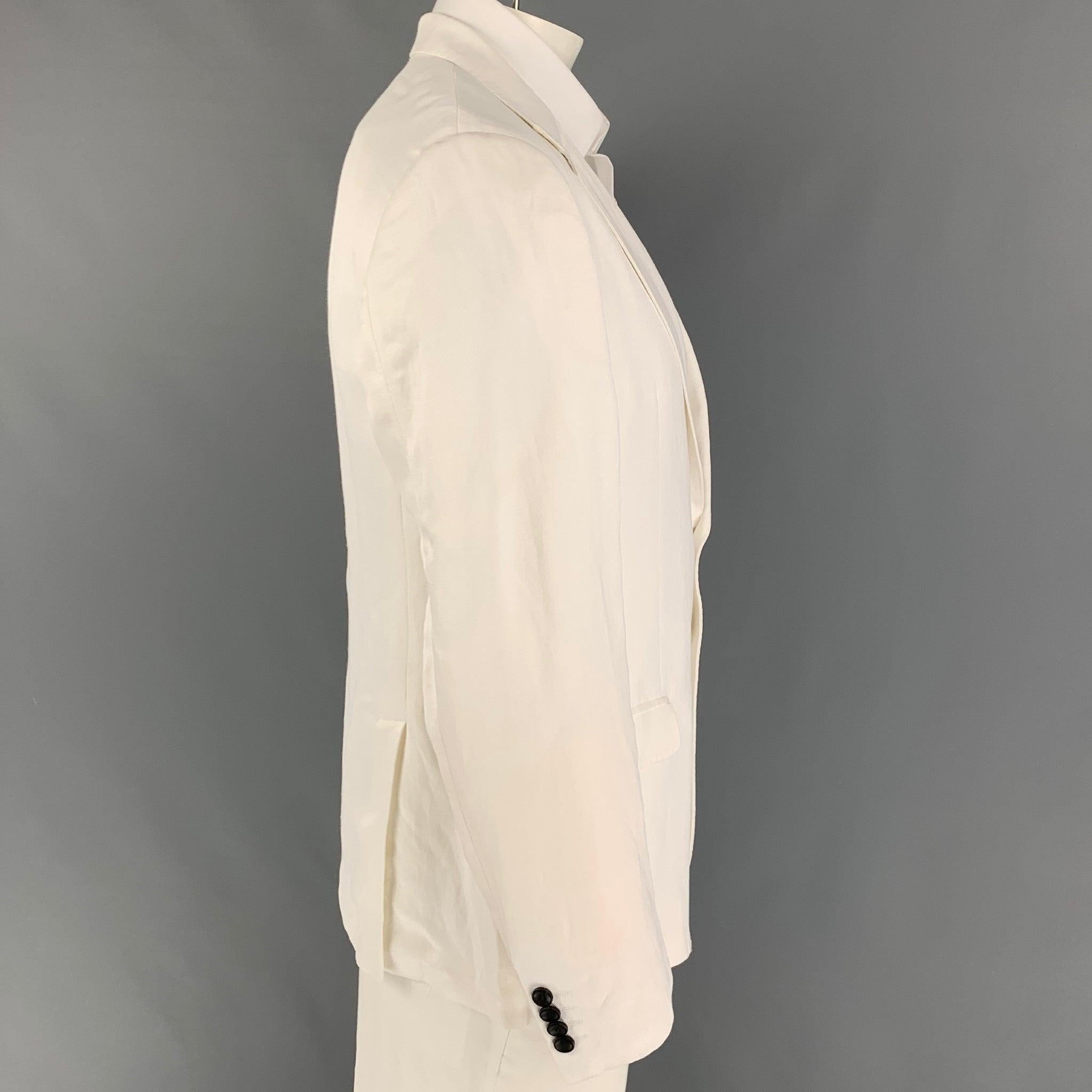 ARMANI COLLEZIONI sport coat comes in a white viscose / linen with a half liner featuring a notch lapel, flap pockets, double back vent, and a double button closure.
Good
Pre-Owned Condition. Minor wear. As-Is.  

Marked:   56 

Measurements: 
