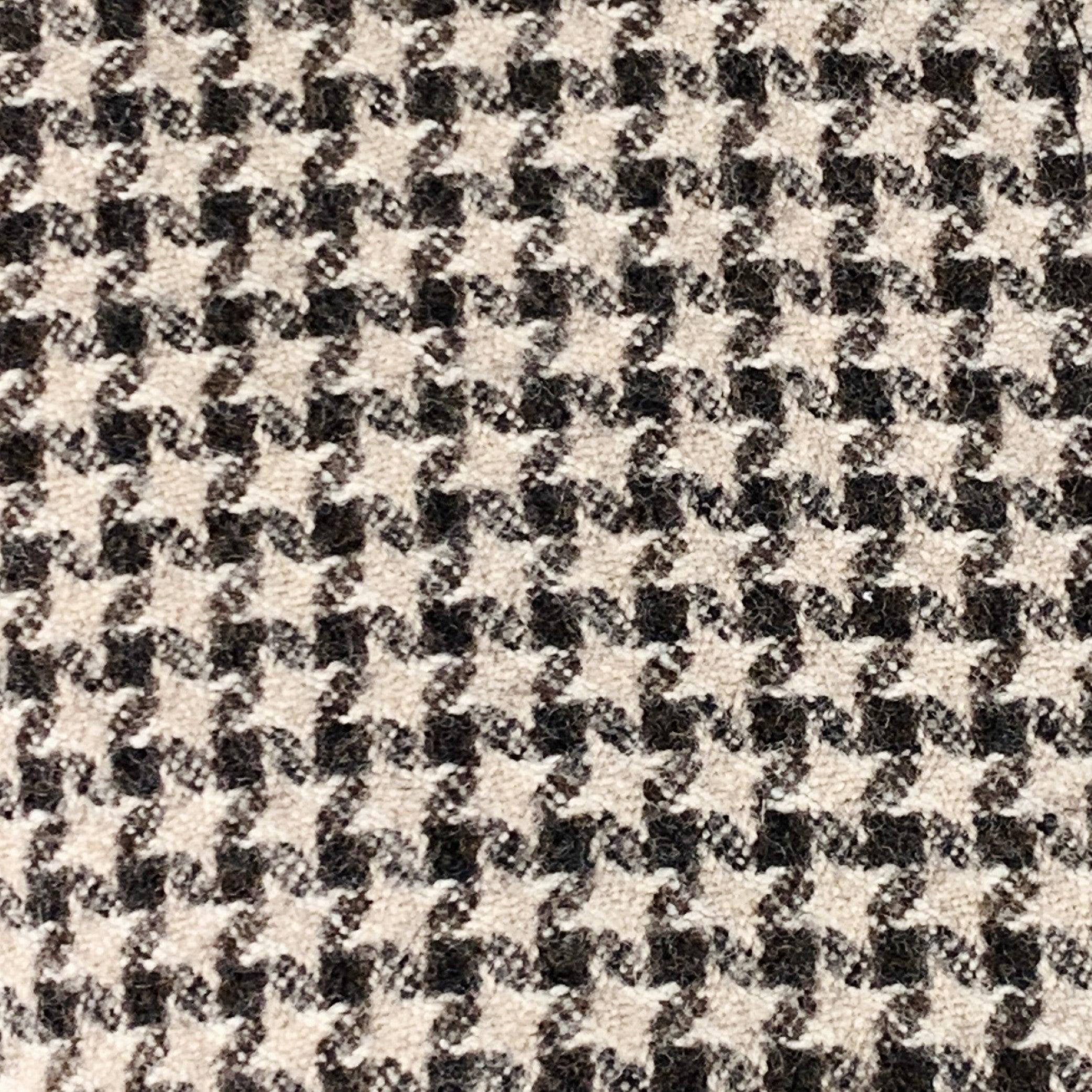 Chaqueta ARMANI COLLEZIONI
de lana marrón y tostada con estampado de pata de gallo, sin cuello y con cierre de botones. Fabricado en Italia.Excelente estado de conservación. 

Marcado:   6 

Medidas: 
 
Hombro 14,75 pulgadas Busto: 34 pulgadas
