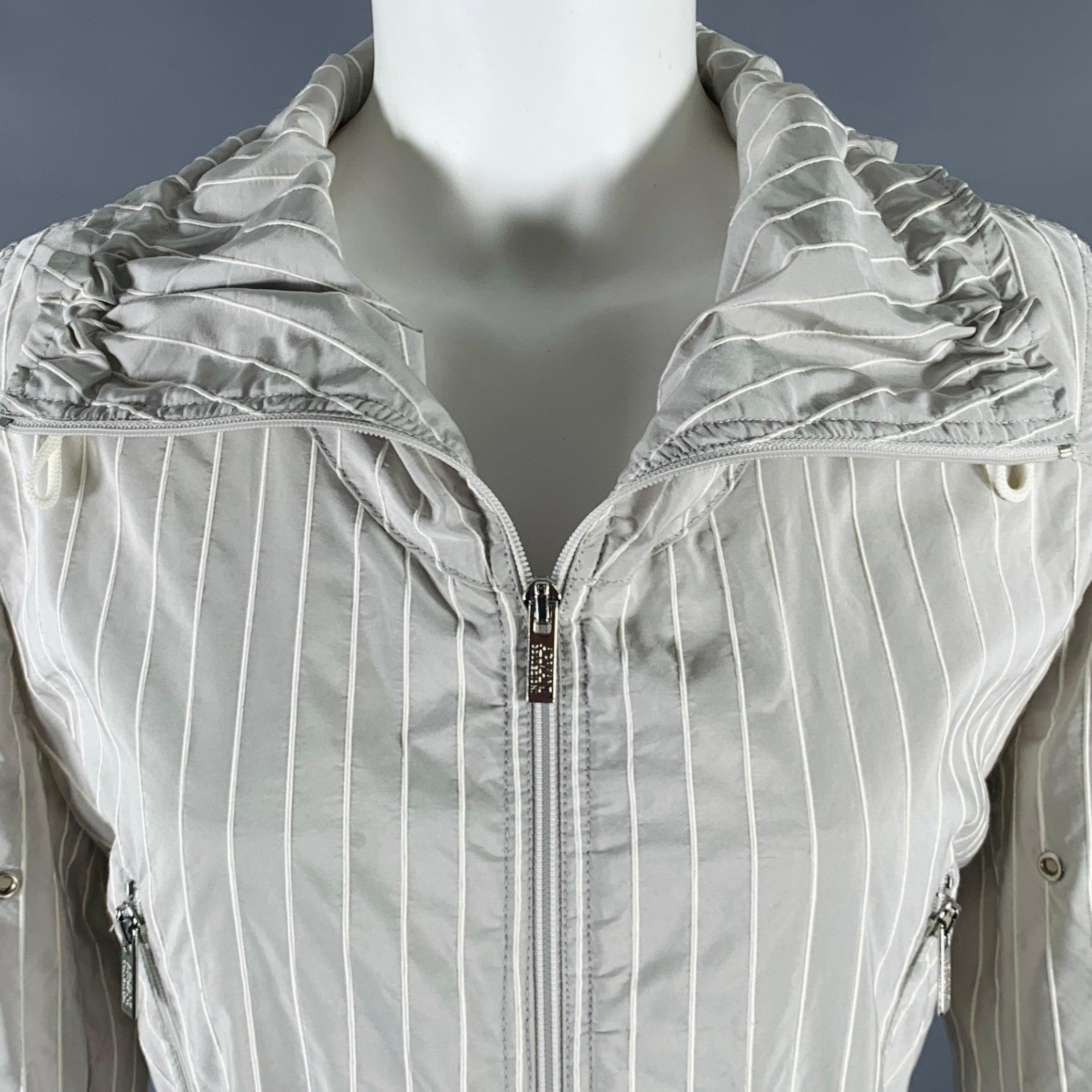 Giacca Armani Collezioni
in tessuto misto poliestere grigio e bianco con motivo a righe verticali, coulisse in vita e chiusura con doppia cerniera. Segni minori sul davanti e sotto le braccia. 

Contrassegnato:   6 

Misure: 
 
Spalla: 13,5 pollici