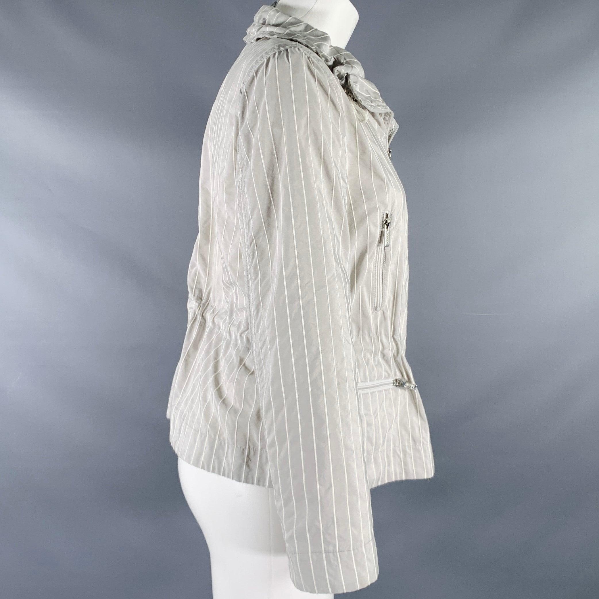 Grigio ARMANI COLLEZIONI Taglia 6 Giacca a righe in poliestere misto bianco e grigio in vendita