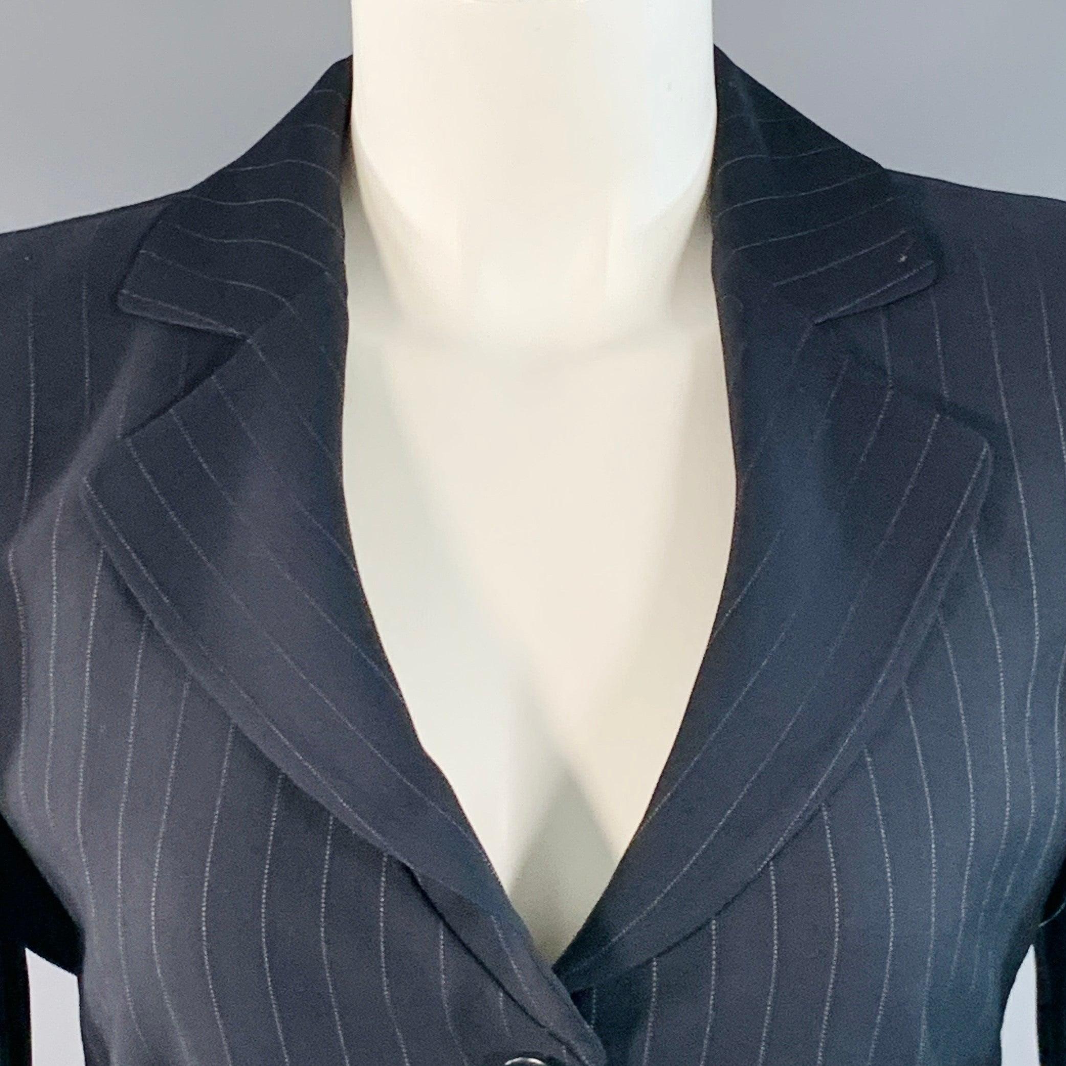 ARMANI COLLEZIONI Blazer
aus marineblauem Viskose-Schurwollmischgewebe mit Nadelstreifenmuster, Revers mit Kerbe und Drei-Knopf-Verschluss. Hergestellt in Italien, guter gebrauchter Zustand. Mehrere Noten. 

Markiert:   6 

Abmessungen: 
