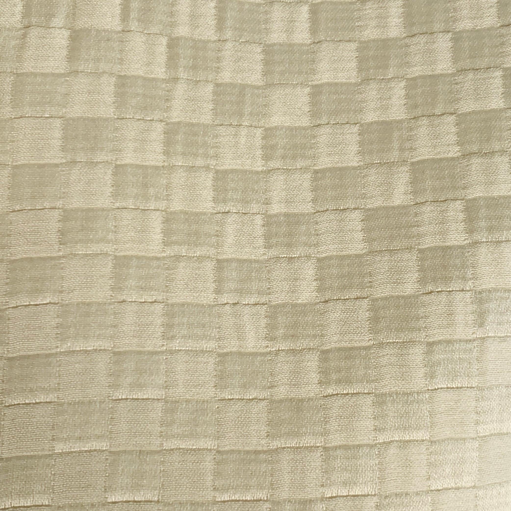 ARMANI COLLEZIONI blazer
in a cream woven fabric featuring a tonal checkered pattern, long sleeves, and button closure. Made in Italy.Very Good Pre-Owned Condition. Minor marks. 

Marked:   8 

Measurements: 
 
Shoulder: 14.5 inches Bust: 36 inches