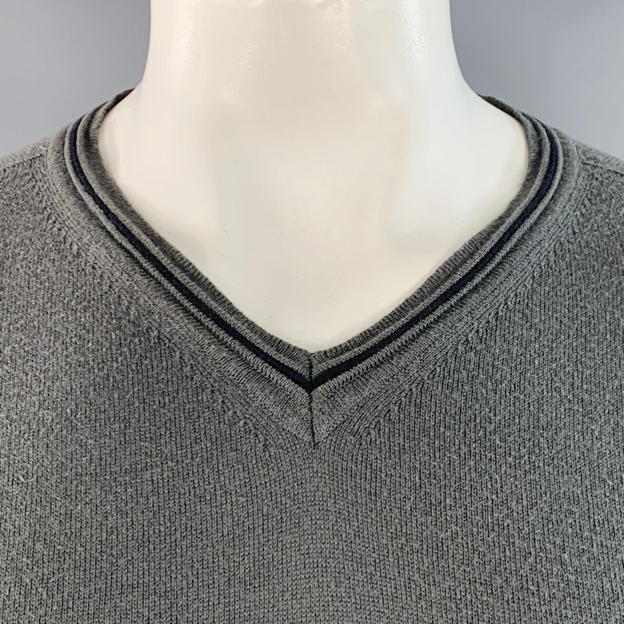 Pullover Armani Collezioni
in misto lana vergine grigia e nera, con finiture a righe a contrasto, maniche lunghe e scollatura a V.
Made in Italy.Buone condizioni di usato. Moderato pilling sull'orlo destro. 

Contrassegnato:   L 

Misure: 
 
Spalla: