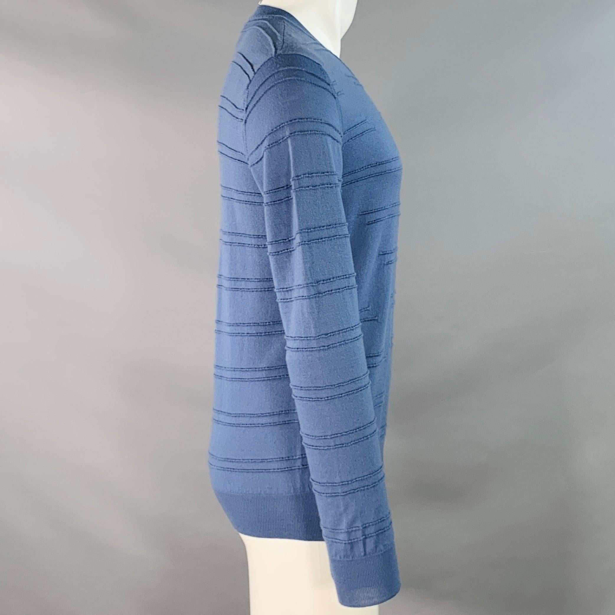 Pullover Armani Collezioni
in maglia di lana vergine blu, con design strutturato, maniche lunghe e scollo a V. Made in Italy. Eccellente condizione di usato. 

Contrassegnato:   dimensioni non segnate 

Misure: 
 
Spalla: 17,5 pollici Petto: 38 - 42