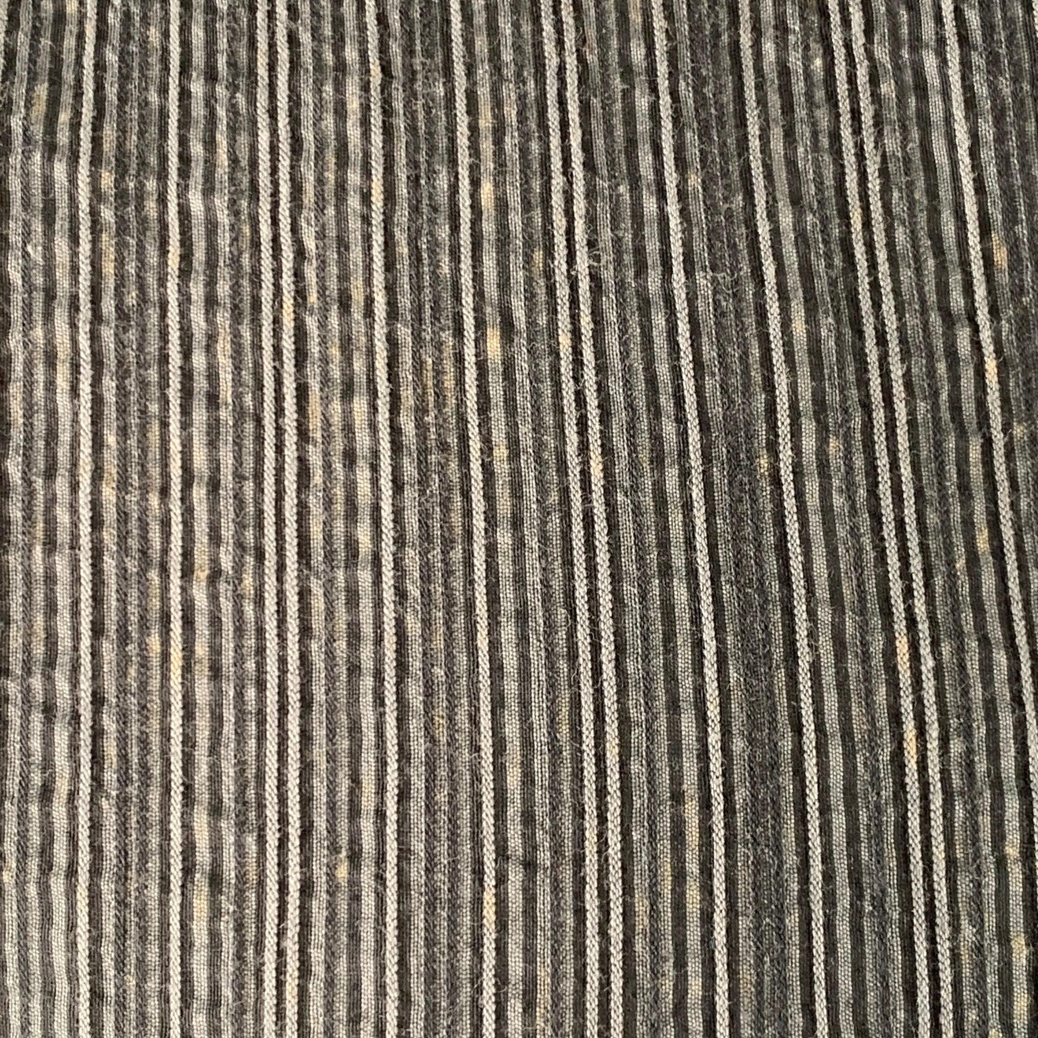 Camicia a maniche lunghe Armani Collezioni
in seersucker misto cotone grigio e nero con motivo a righe, una tasca e chiusura con bottoni. Ottimo stato usato. Segni moderati, ben nascosti dal modello e dalla trama del tessuto. 

Contrassegnato:   S