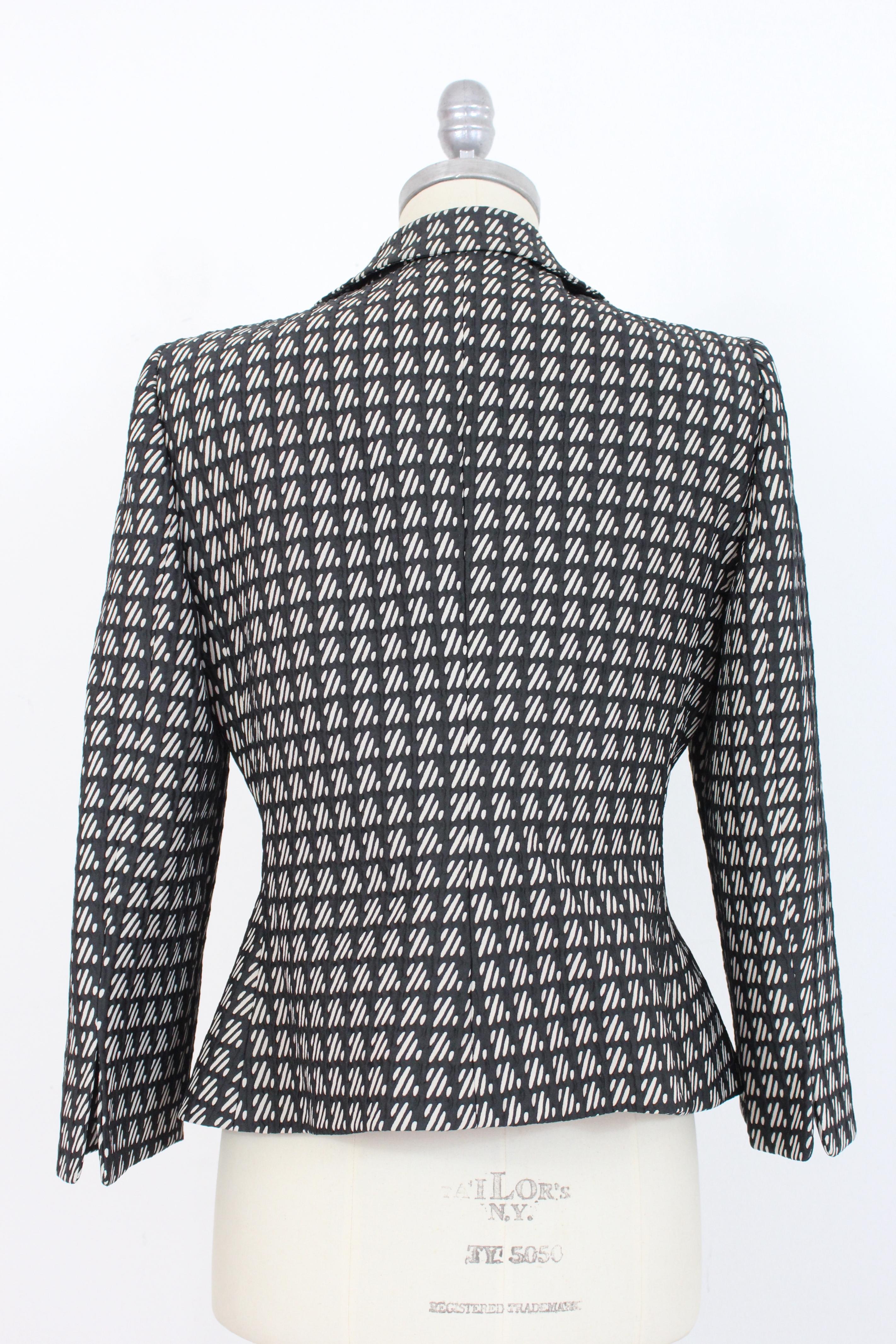 Armani Collezioni 90s vintage women's jacket. Elegant blazer, short at the waist, wide neckline, button closure, on the side. Black and white with futuristic houndstooth pattern. Internally lined. Cotton and silk fabric. Made in Italy.

Condition: