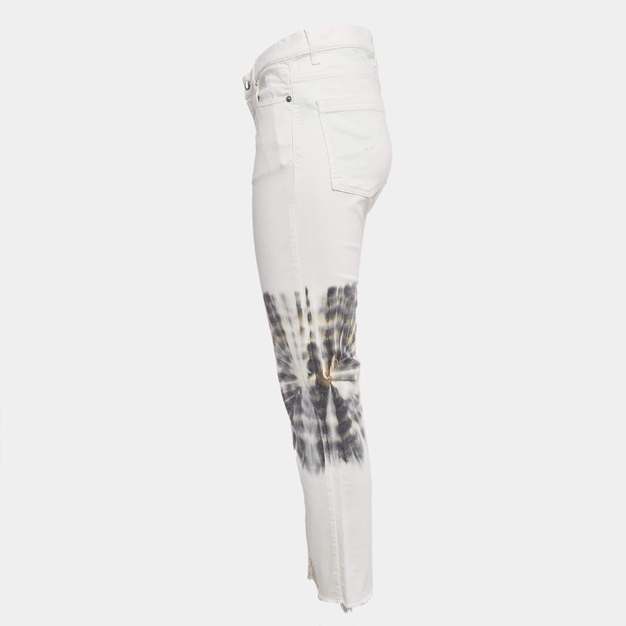 A good pair of jeans always makes the closet complete. This pair of jeans is tailored with such skill and style that it will be your favorite in no time. It will give you a comfortable stylish fit.