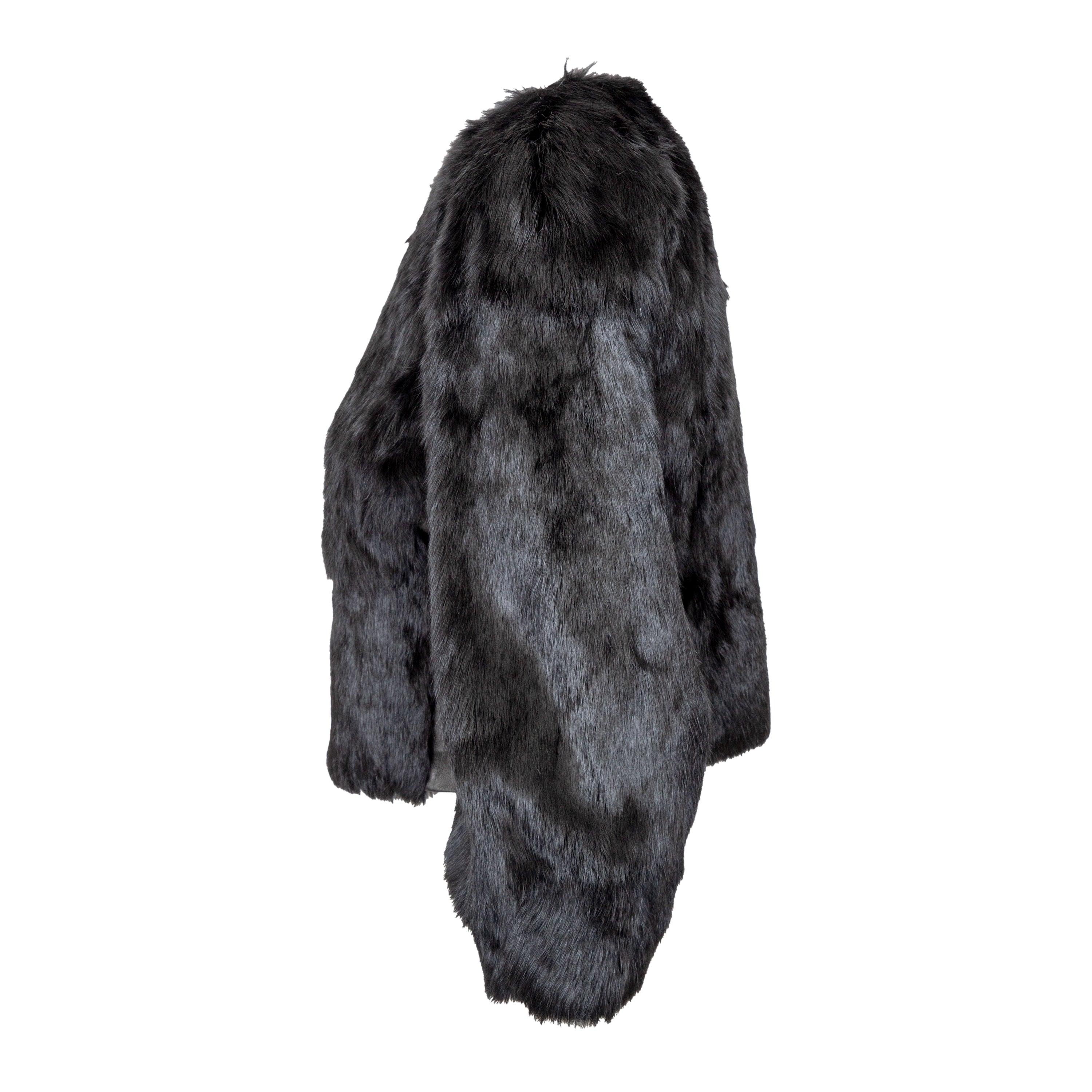 Esta chaqueta de piel sintética de Armani Exchange es a la vez elegante y práctica. La suave y cálida piel sintética te mantendrá abrigada cuando haga frío, mientras que el cierre de cremallera frontal y el cuello redondo añaden un toque de