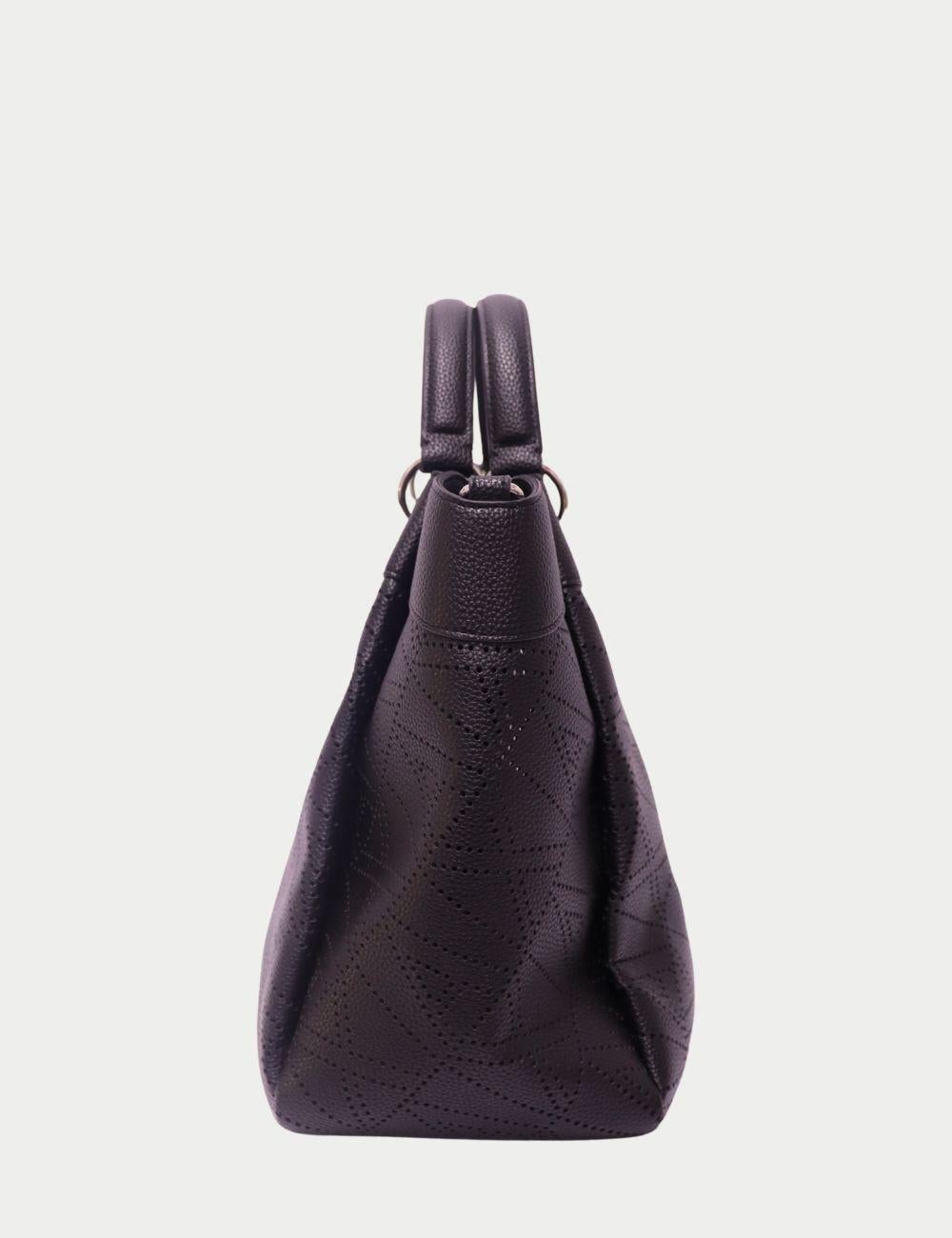 Bolsa Tote Armani Exchange Negra Cortada a Láser con Correa con Logotipo

Moderna, elegante y versátil sin esfuerzo, la Bolsa Tote Negra de Armani Exchange está diseñada pensando en el minimalismo contemporáneo. Este bolso, fabricado en piel